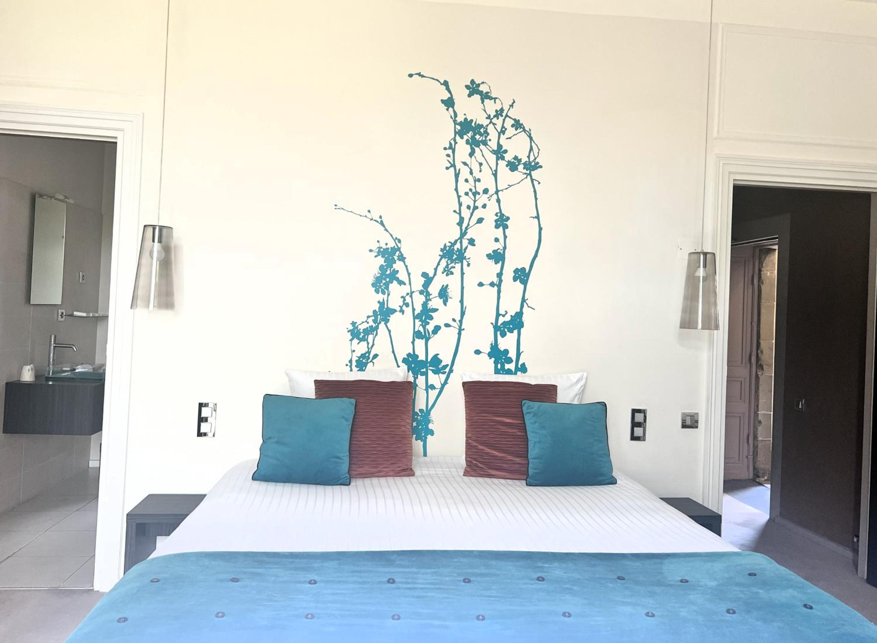Deluxe Double Room with Balcony - Photo 5
