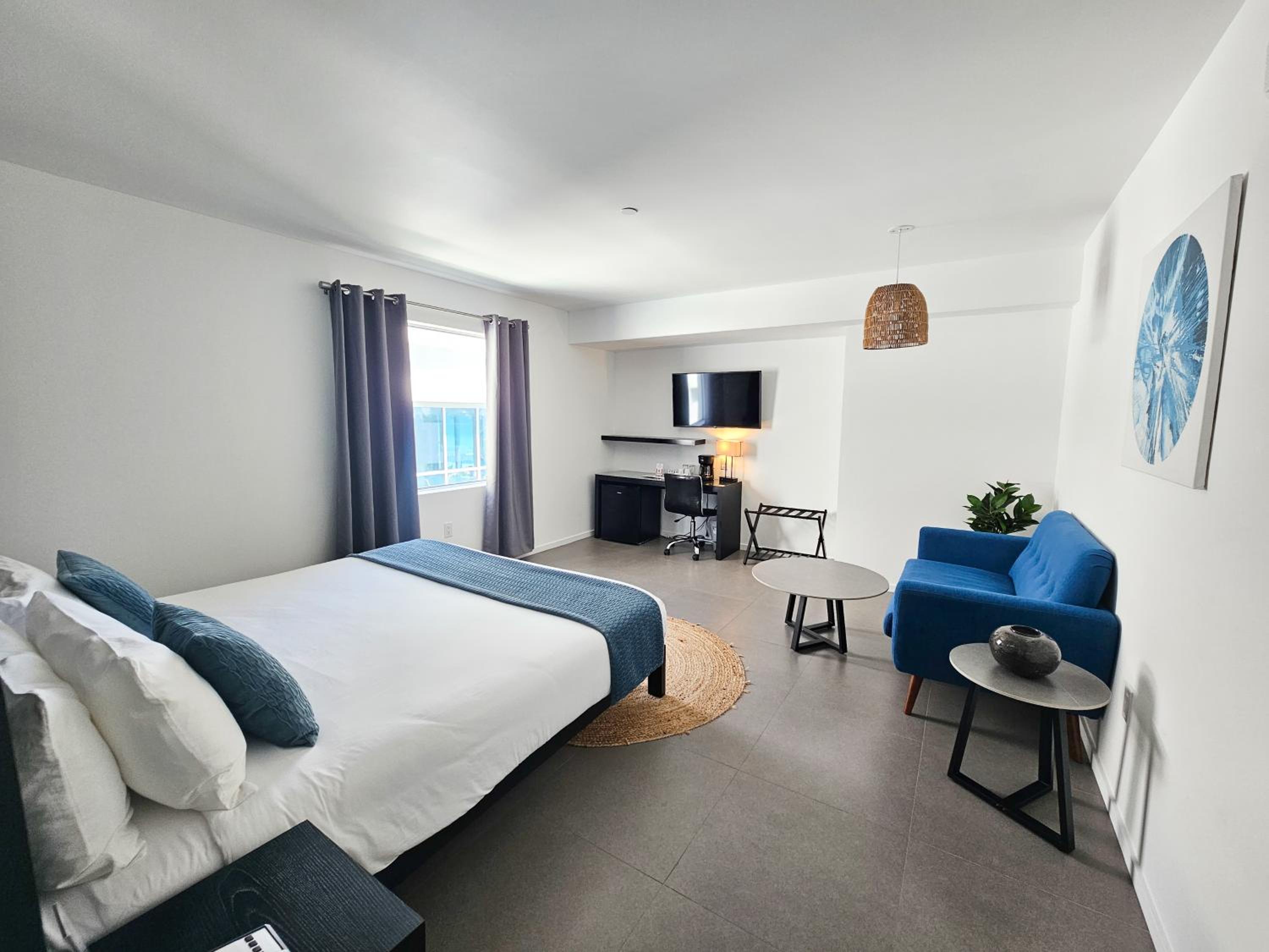 King Room with Partial Ocean View - Non-Smoking - Photo 1