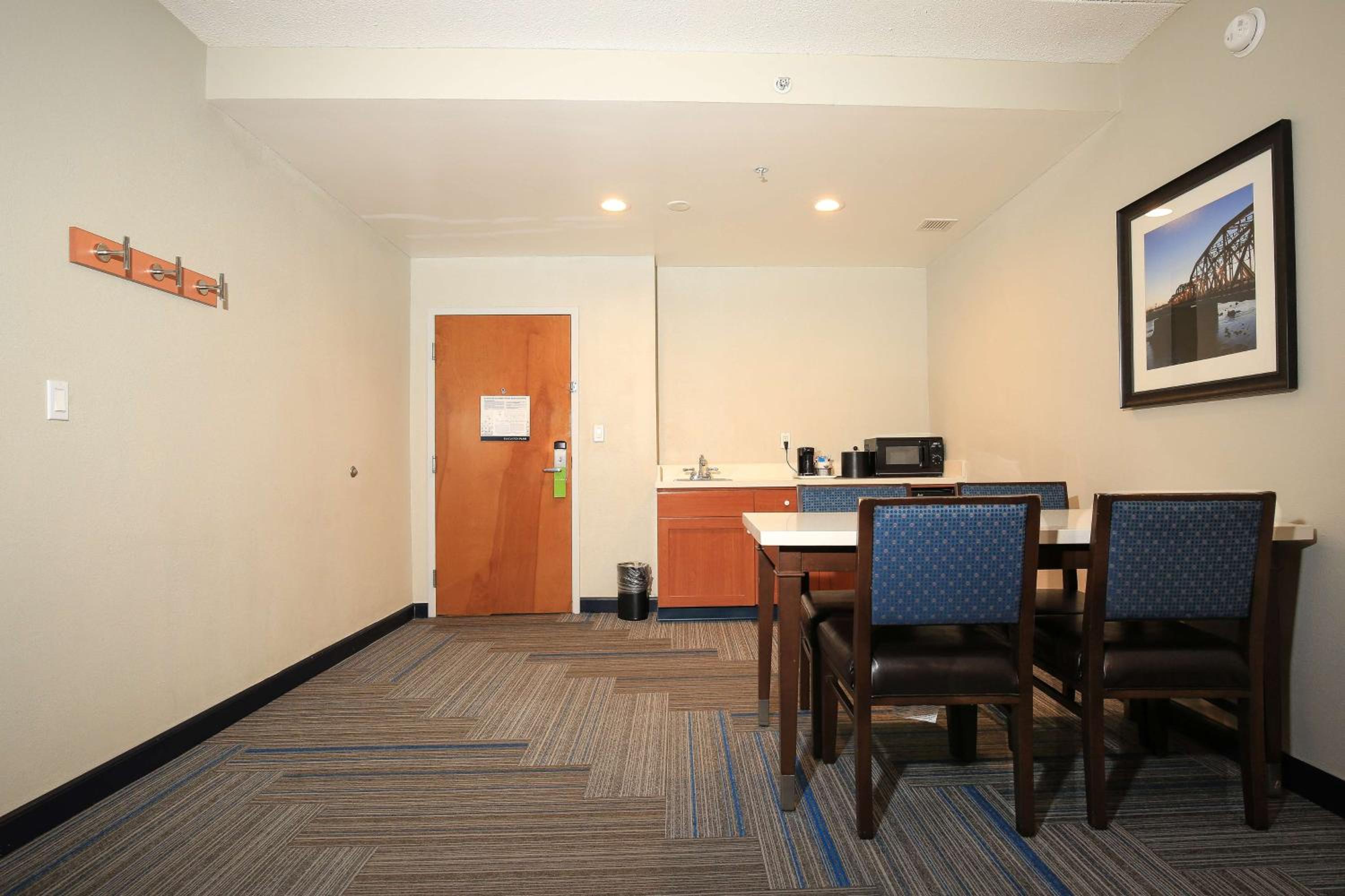 One-Bedroom Queen Suite with Two Queen Beds - Non-Smoking - Photo 1