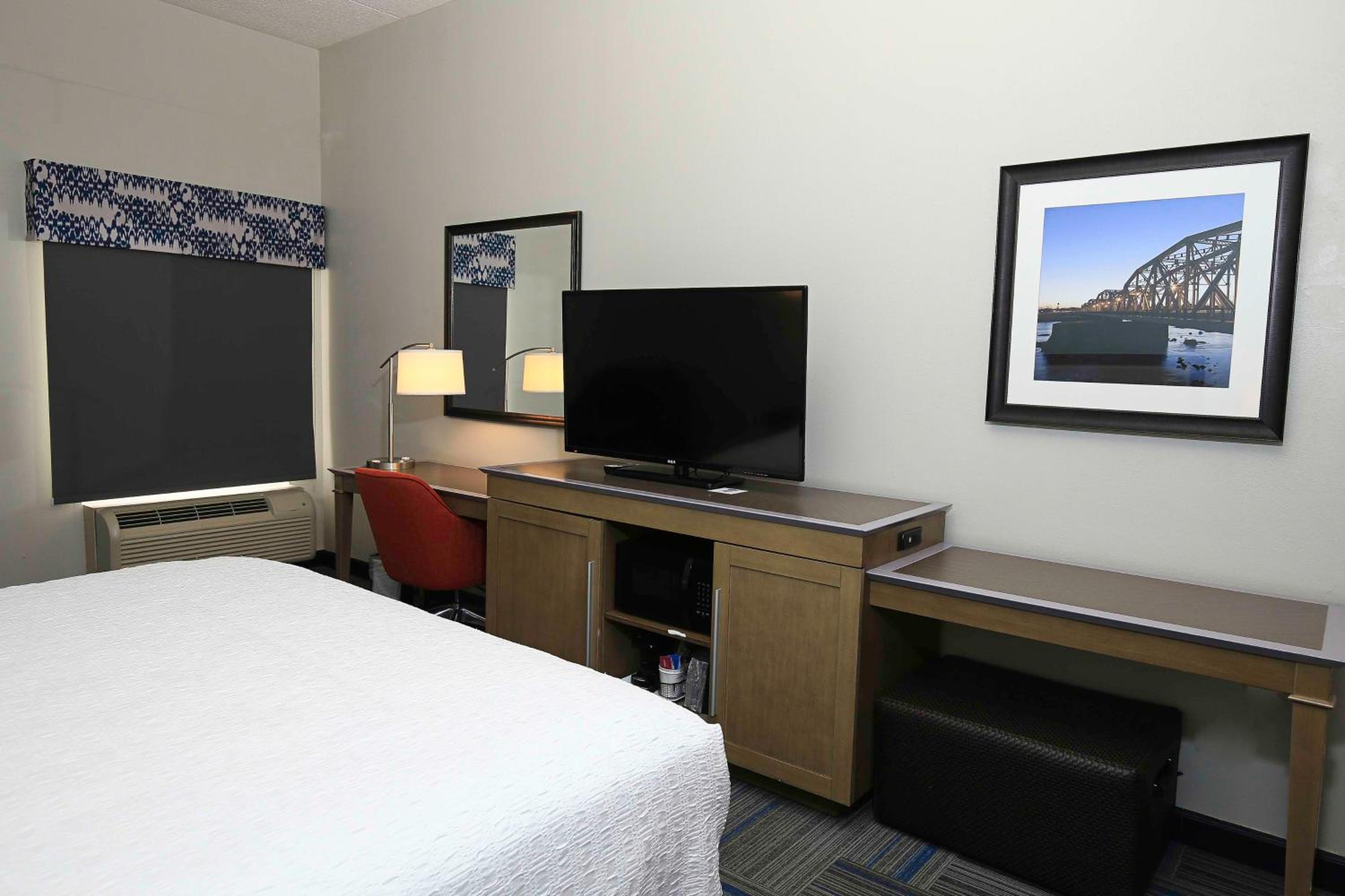 King Room with King Bed - Non-Smoking - Photo 1