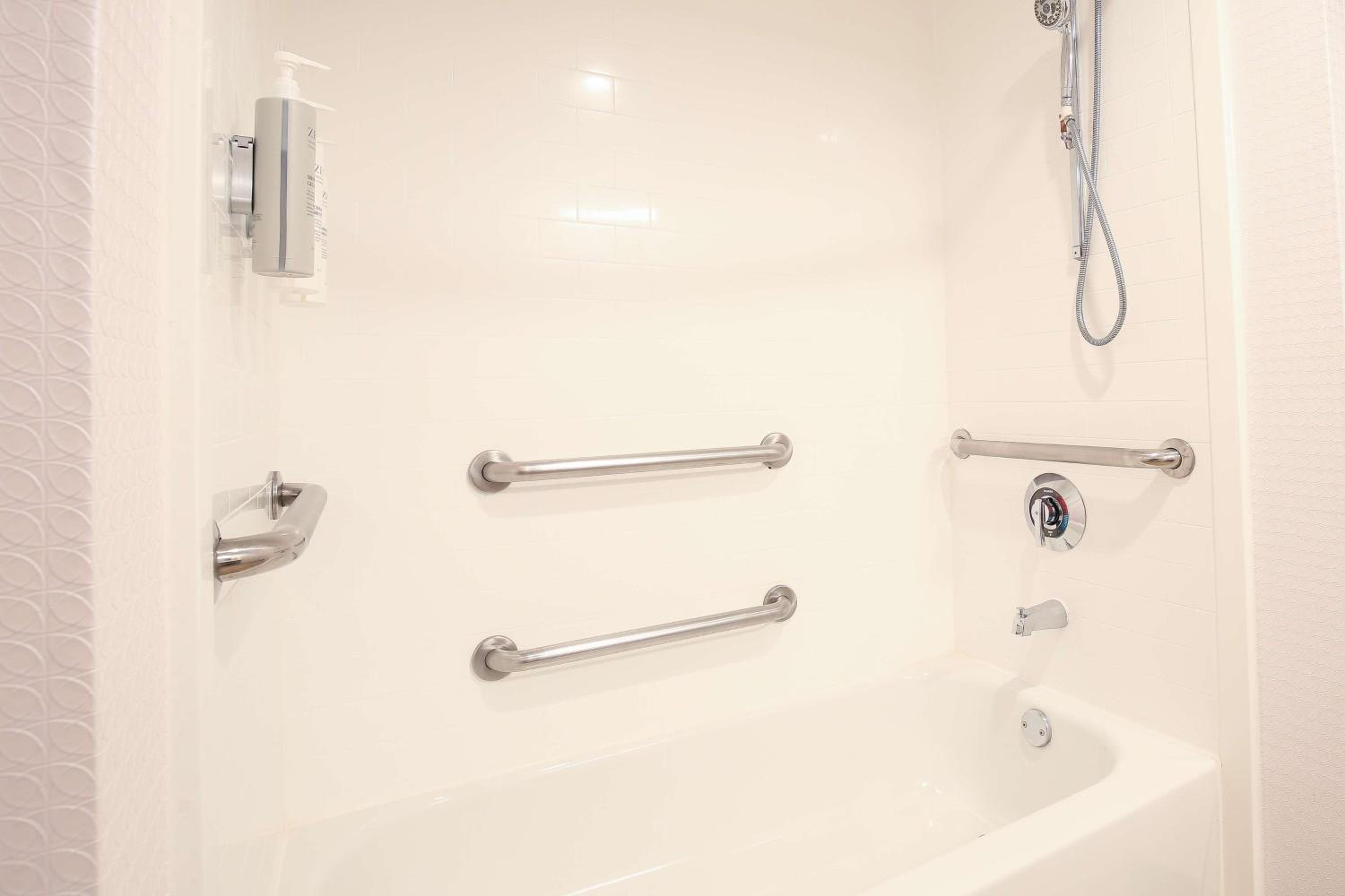 King Room with Accessible Tub - Mobility and Hearing Access/Non-Smoking - Photo 5