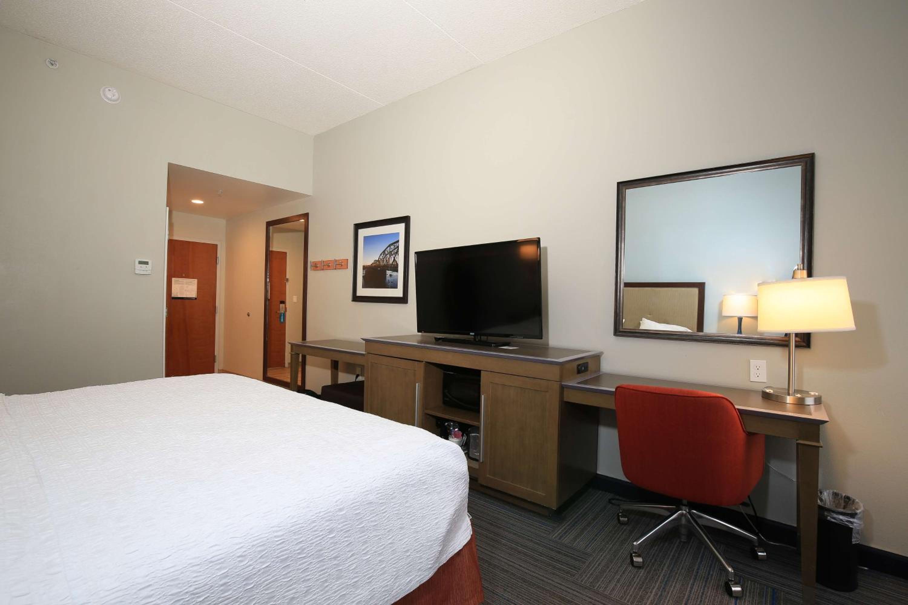 King Room with King Bed - Non-Smoking - Photo 2