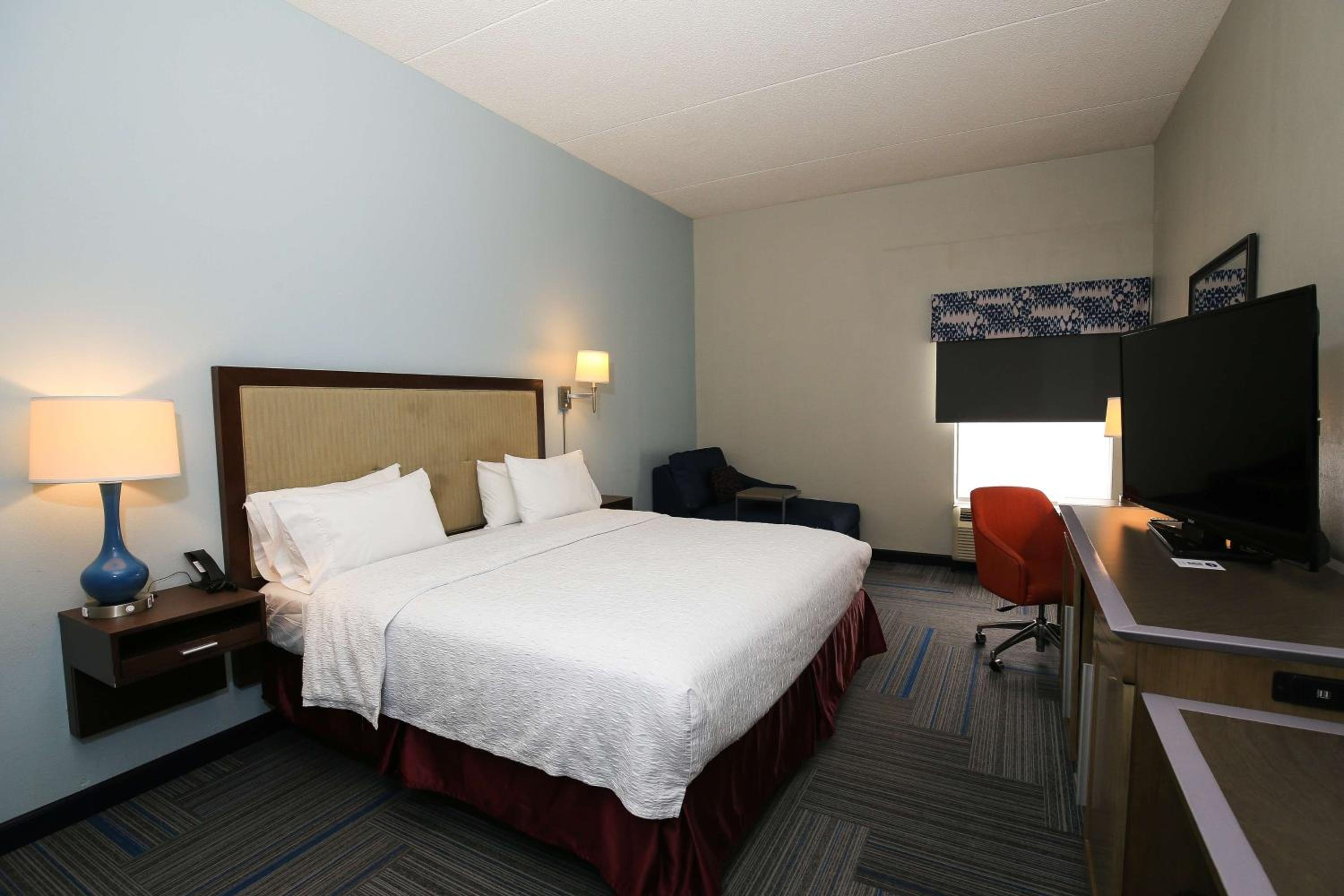 King Room with King Bed - Non-Smoking - Photo 3