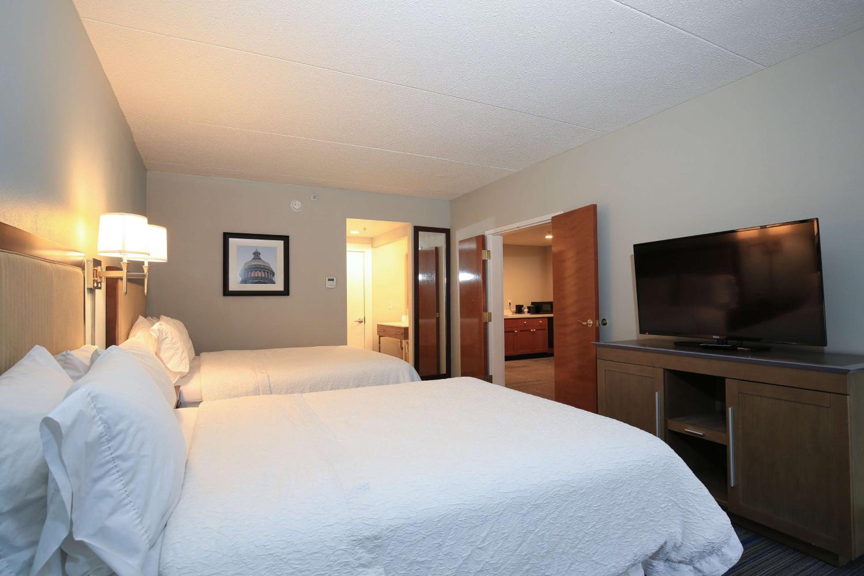 One-Bedroom Queen Suite with Two Queen Beds - Non-Smoking - Photo 4