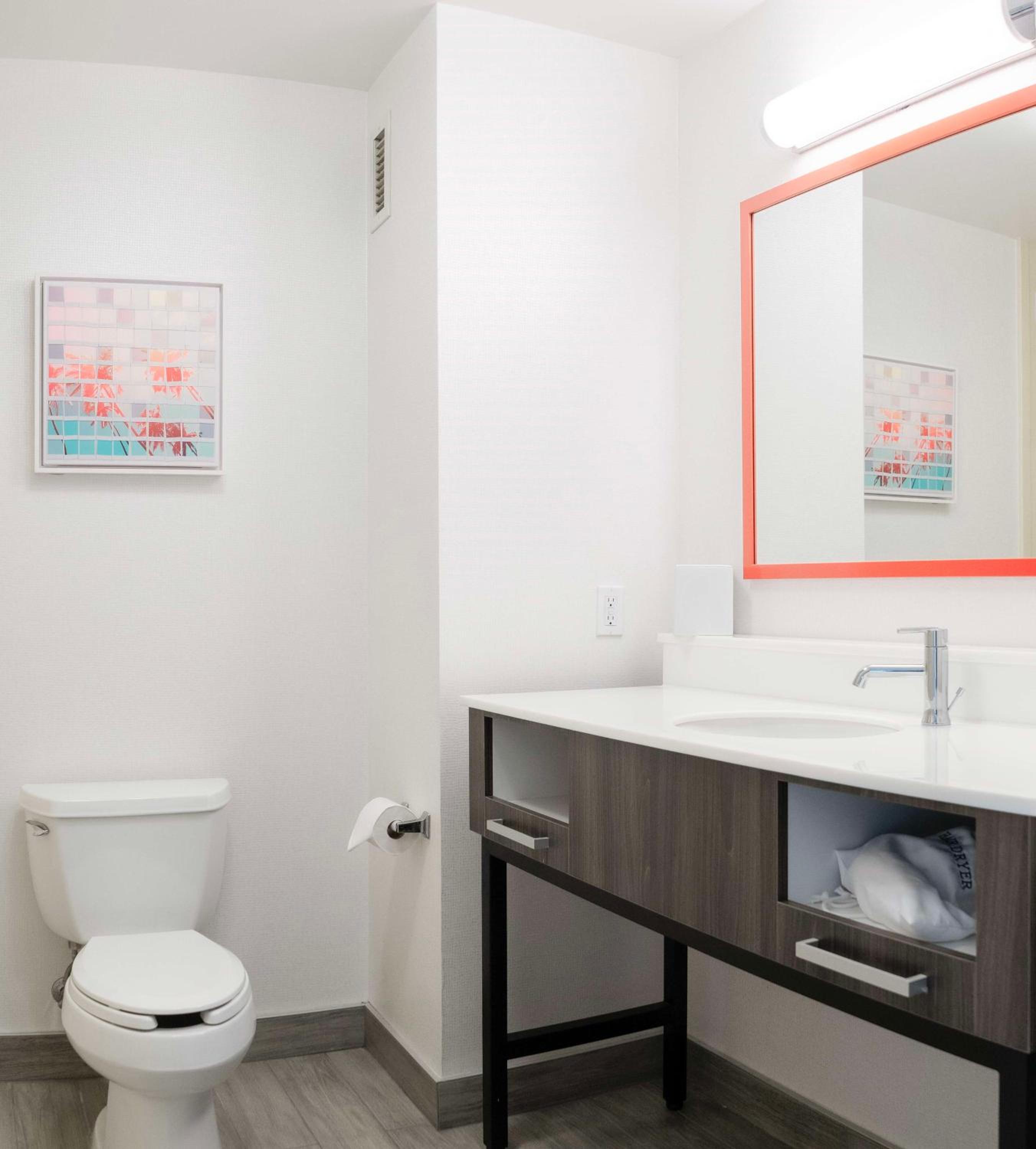 Queen Room - Non-Smoking - Photo 1