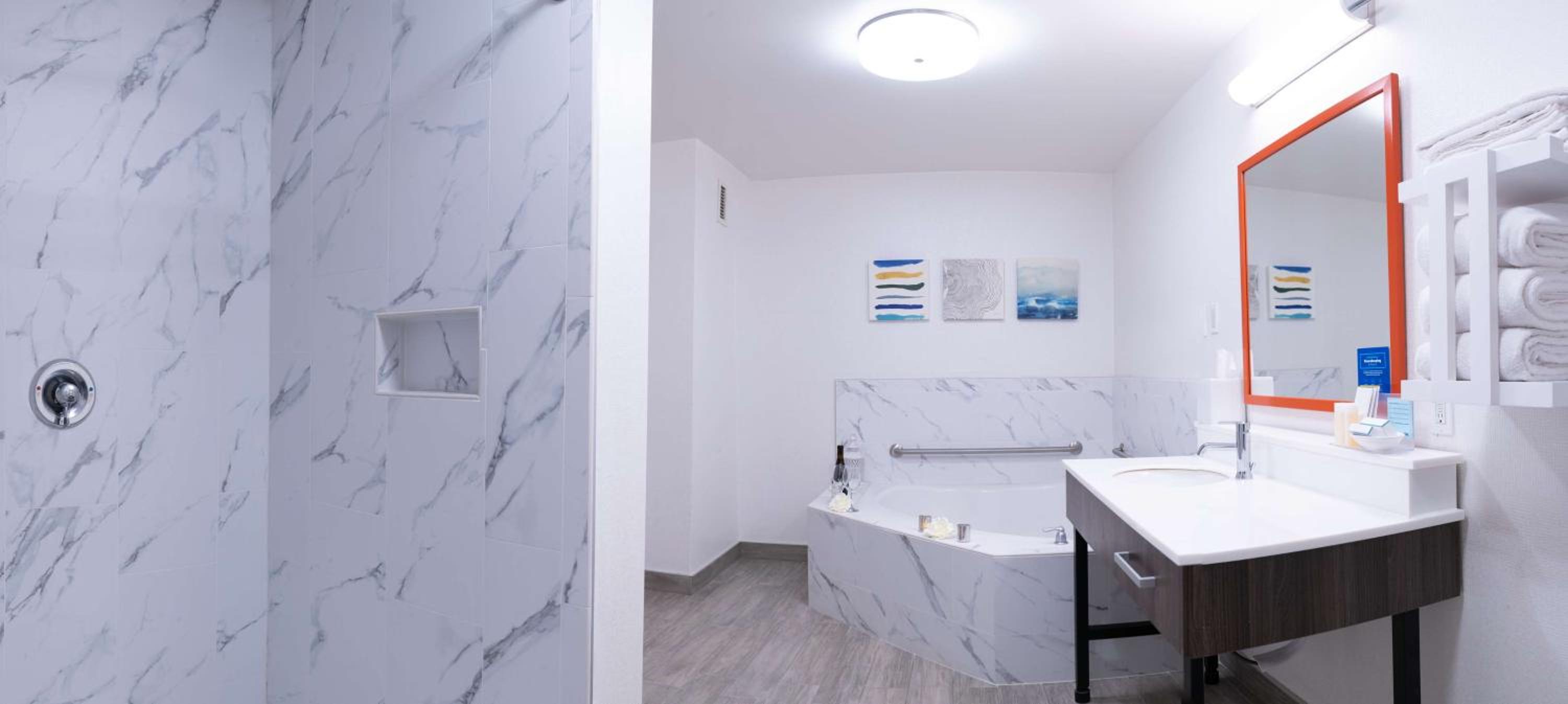 King Studio Suite with Whirlpool - Non-Smoking - Photo 2