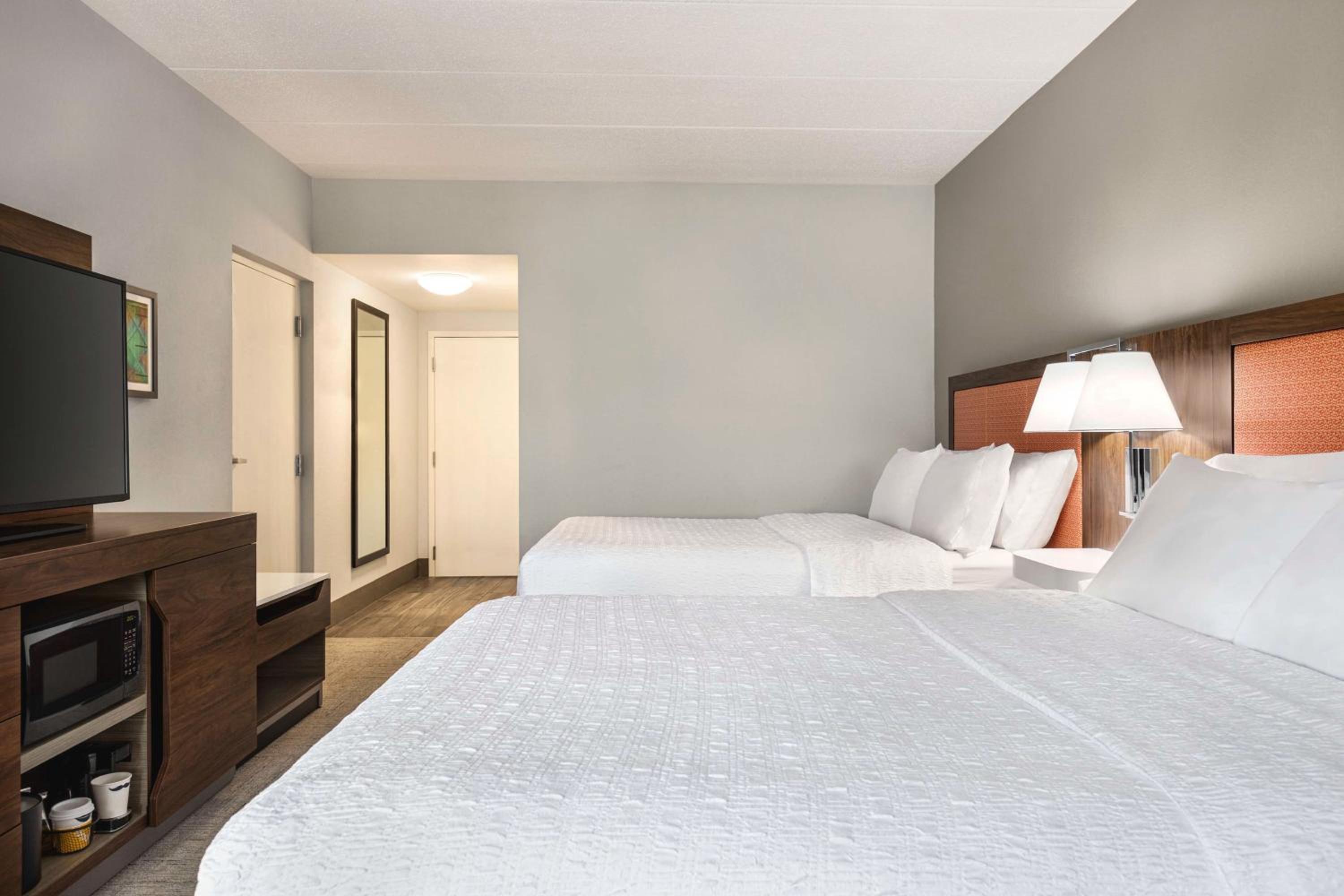 Room with Two Queen Beds - Non-Smoking - Photo 3