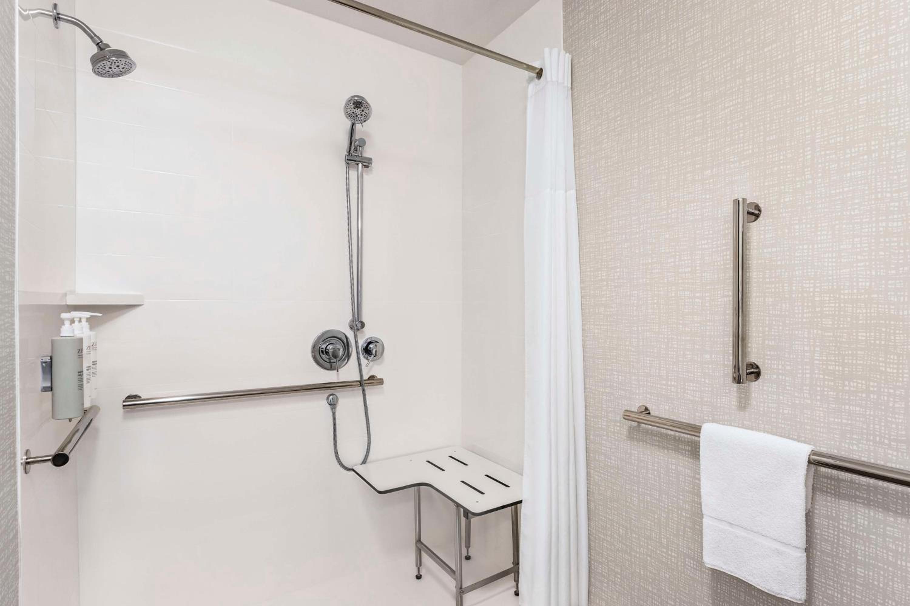Queen Room with Two Queen Beds and Roll-In Shower - Mobility and Hearing Access/Non-Smoking - Photo 3