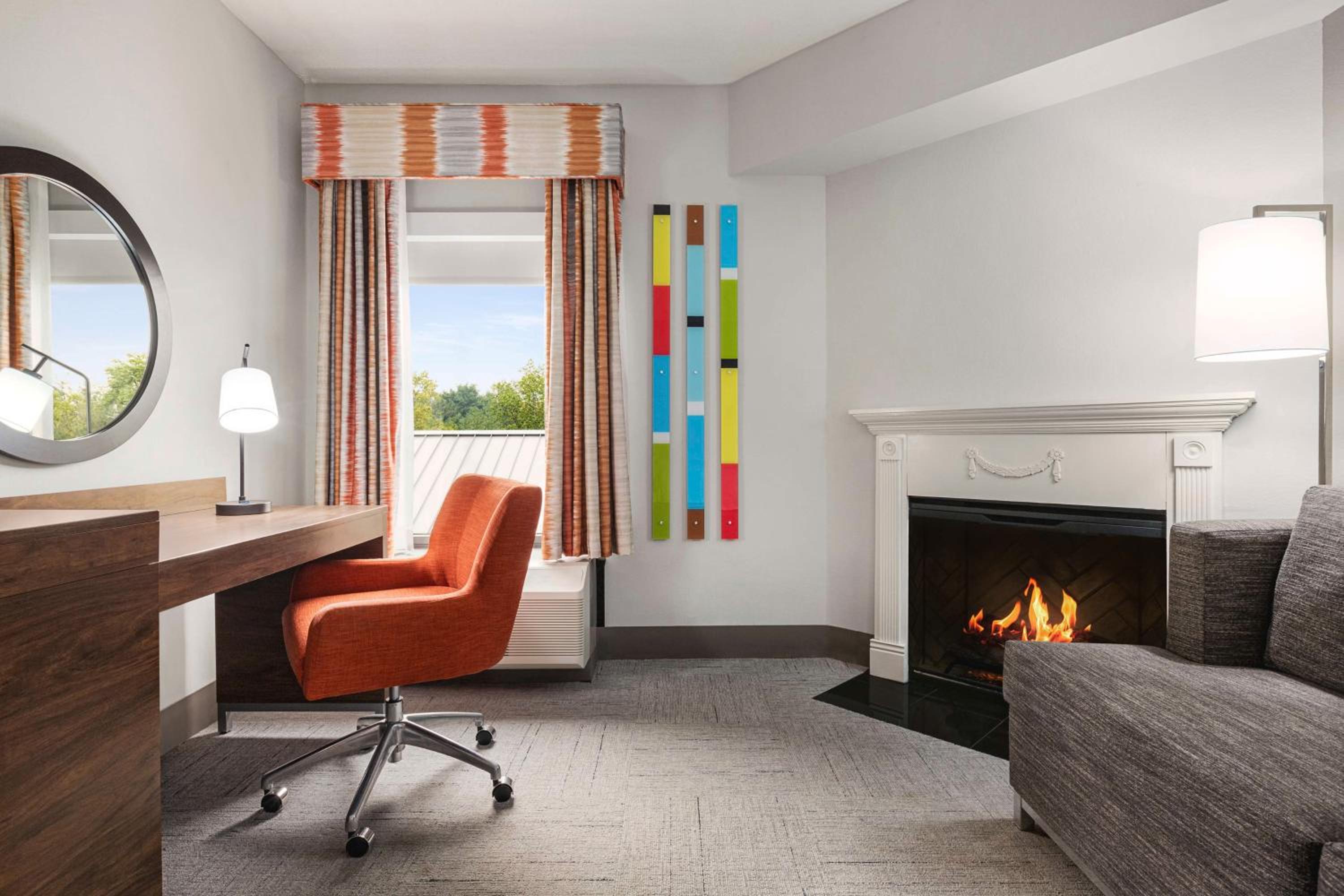 King Room with Fireplace and Sofa Bed - Non-Smoking - Photo 3