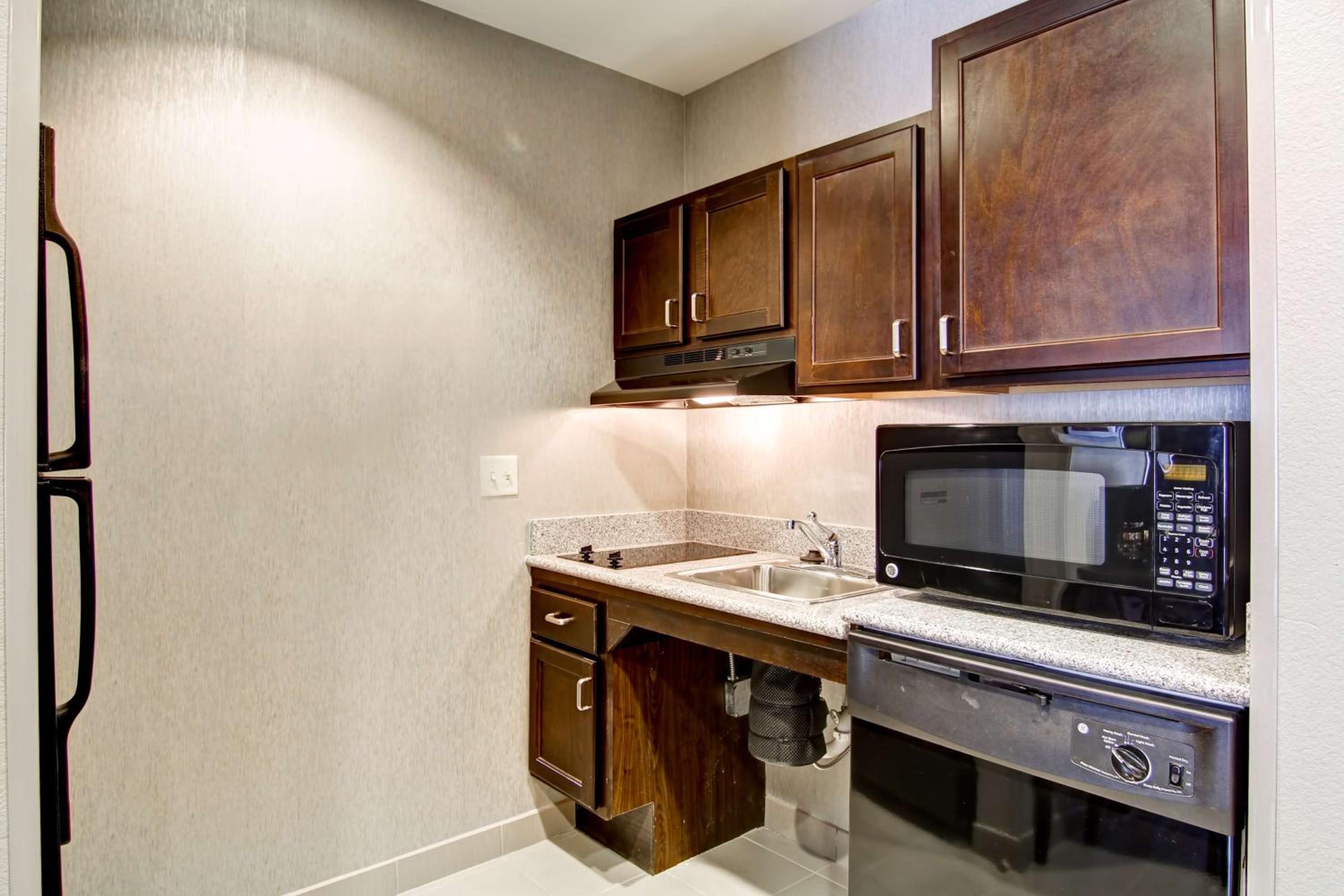 Suite with Two Queen Beds and Shower - Mobility and Hearing Access/Non-Smoking - Photo 5