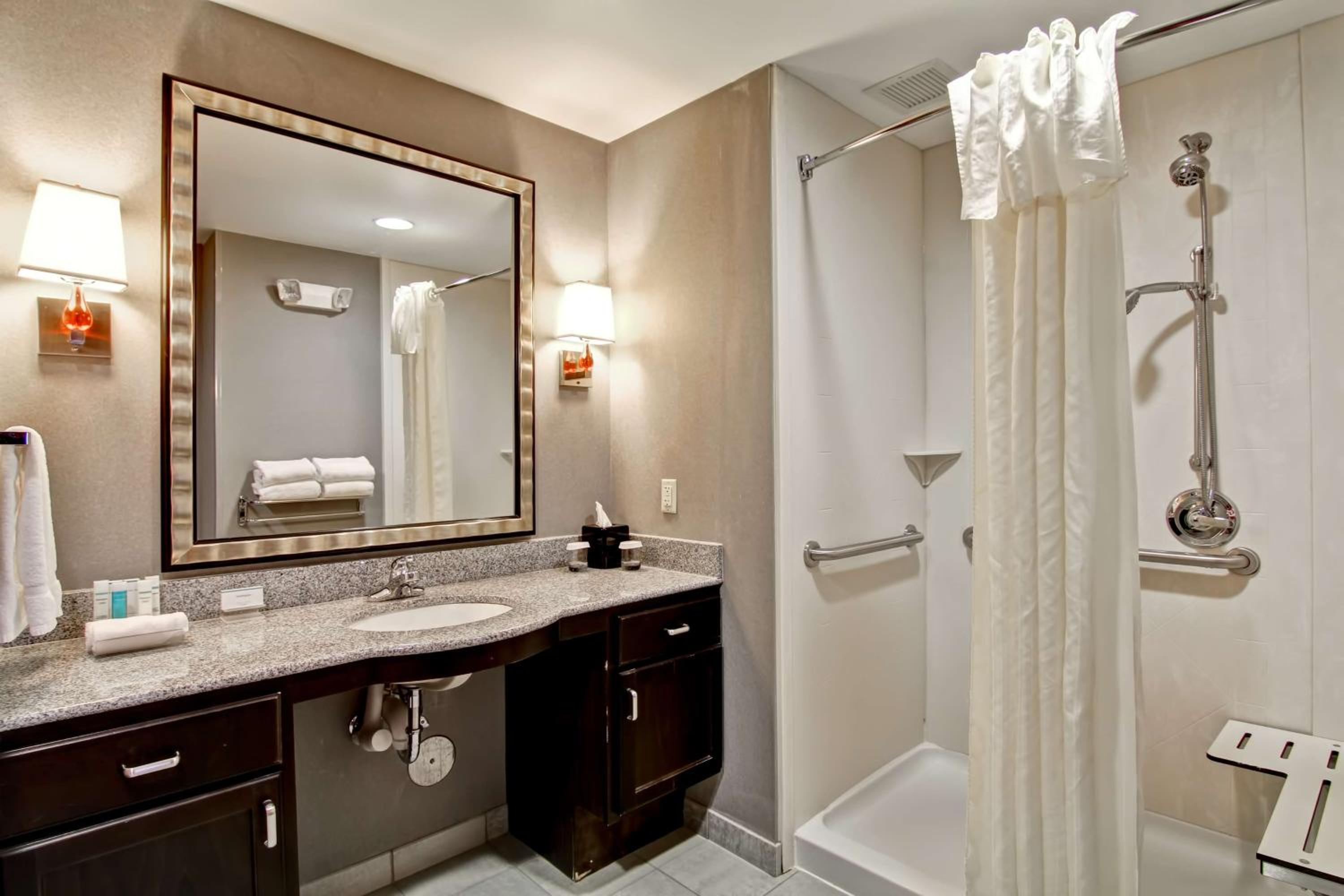 Suite with Two Queen Beds and Shower - Mobility and Hearing Access/Non-Smoking - Photo 2