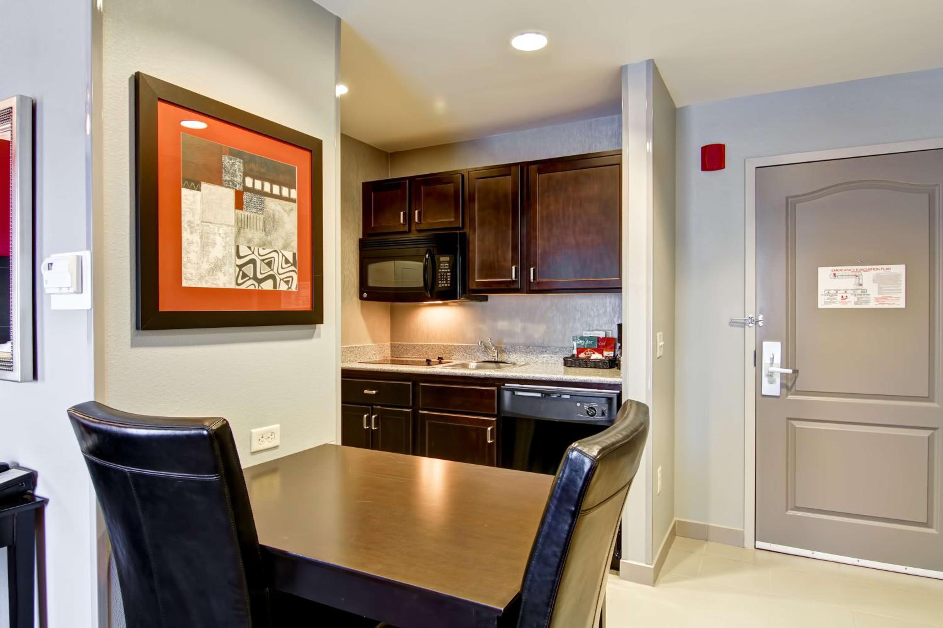 One-Bedroom Queen Suite with Two Queen Beds - Non-Smoking - Photo 2
