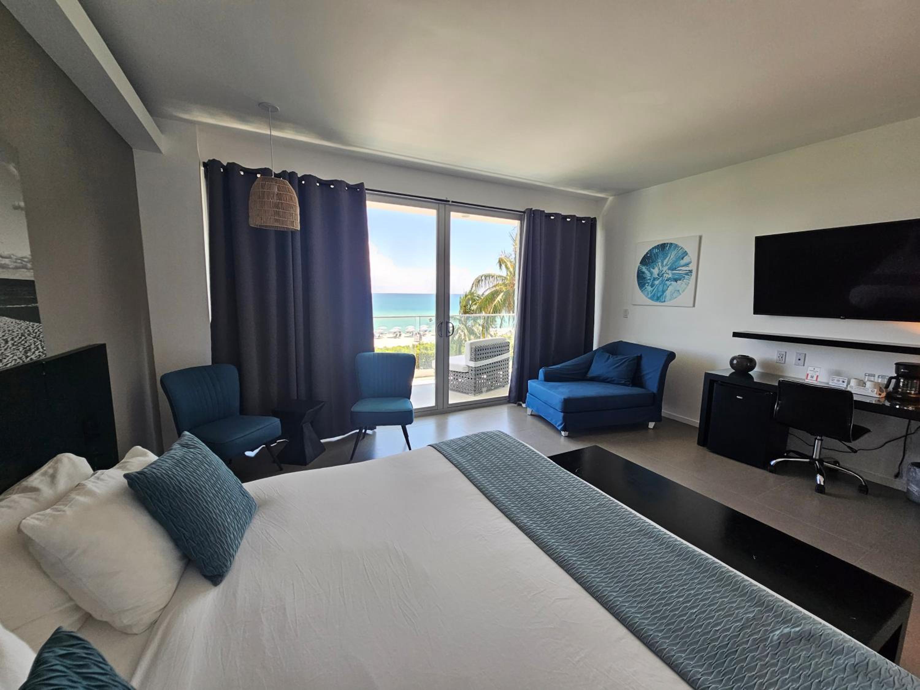 Deluxe King Room with Balcony - Oceanfront/Non-Smoking - Photo 4