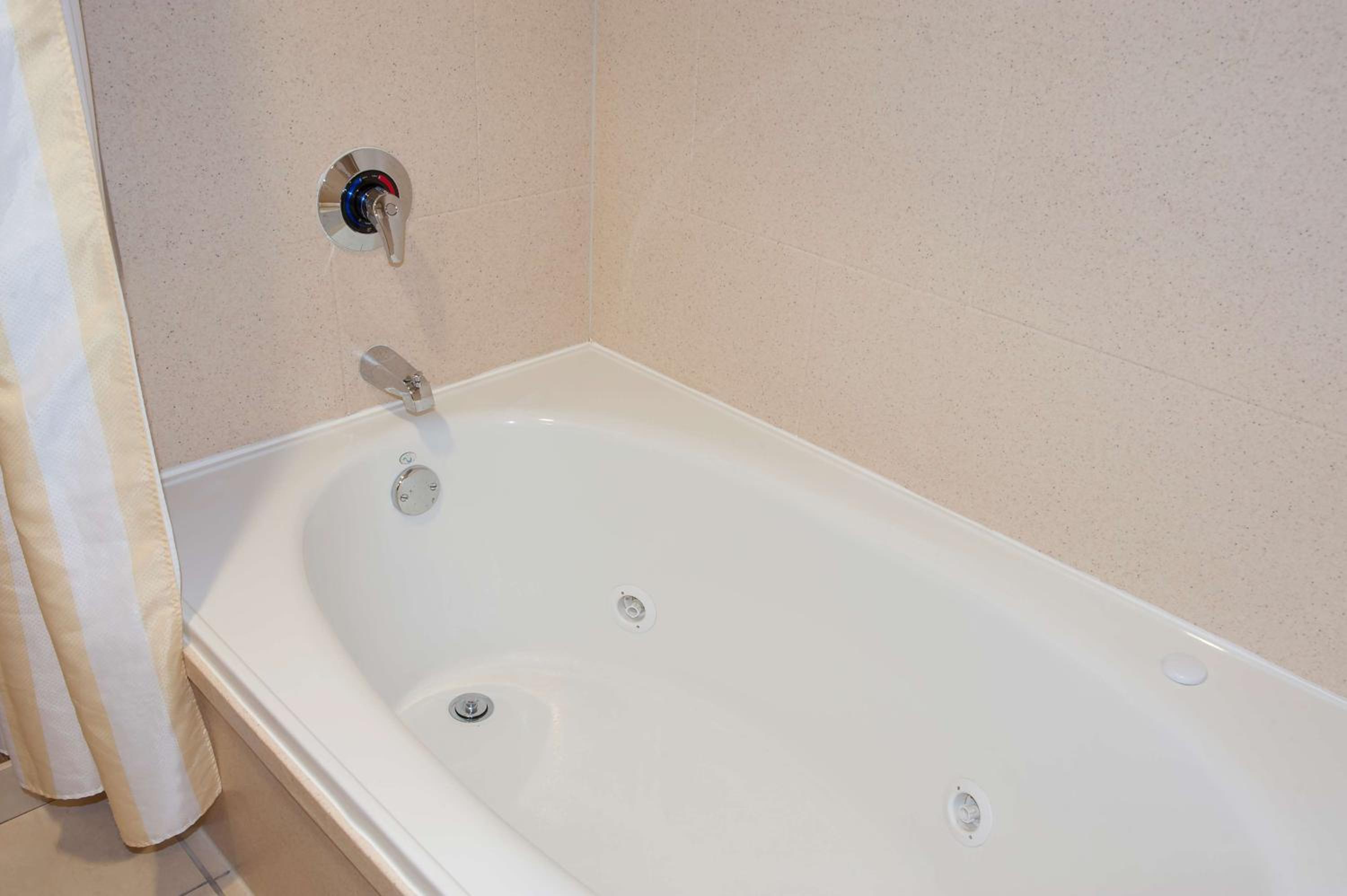 King Room with Whirlpool - Photo 2