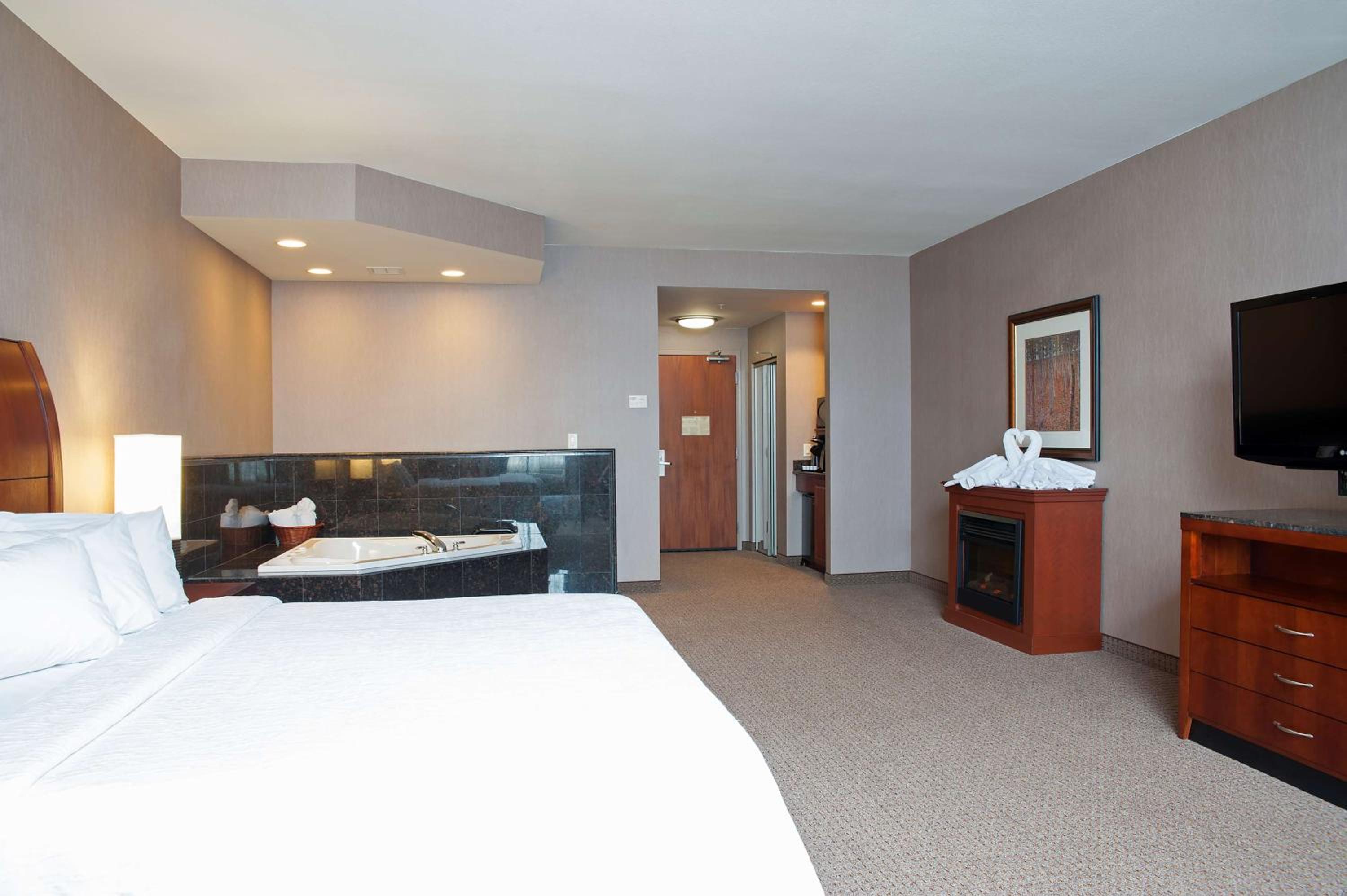 One-Bedroom King Suite with Whirlpool - Photo 2