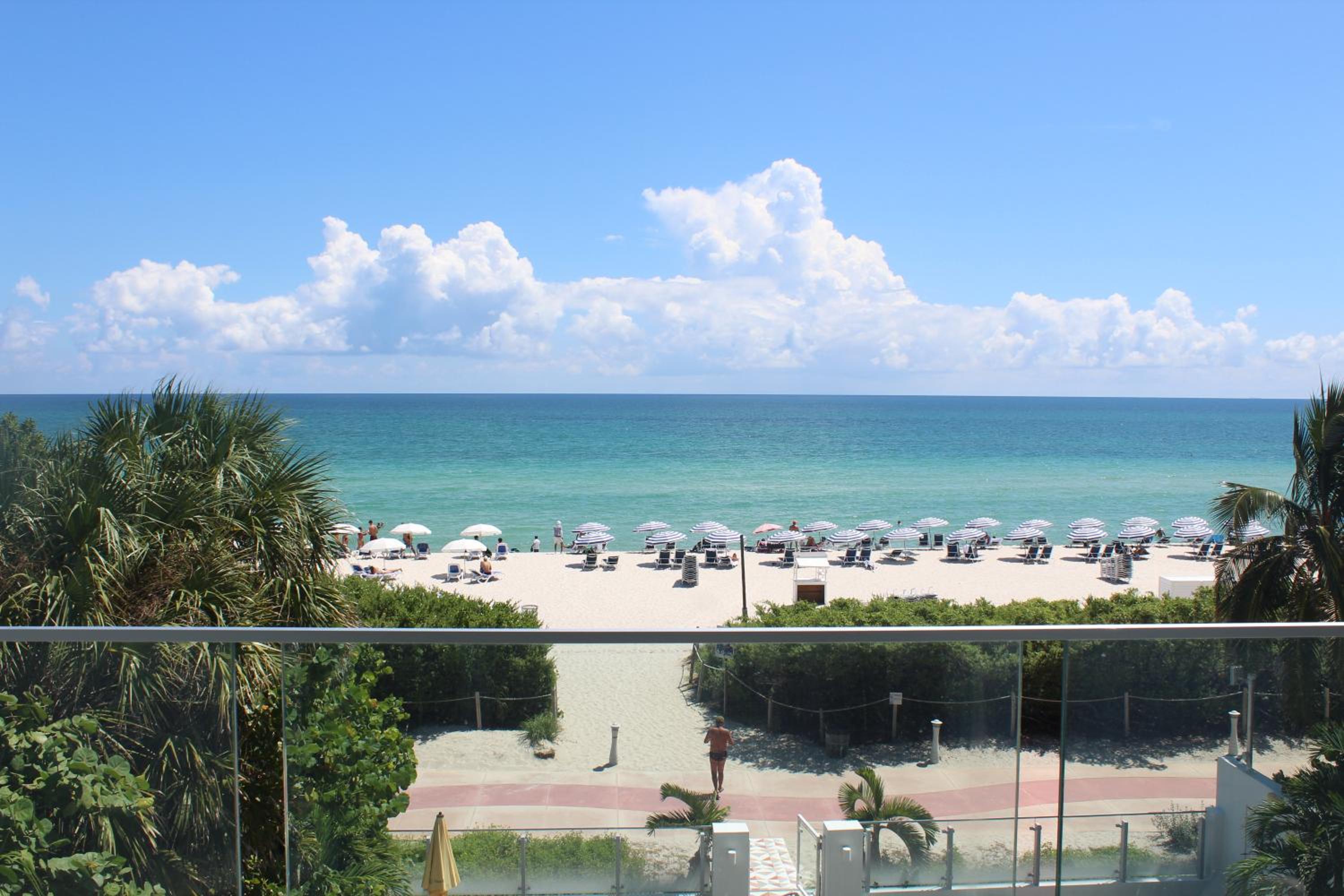 Deluxe King Room with Balcony - Oceanfront/Non-Smoking - Photo 2