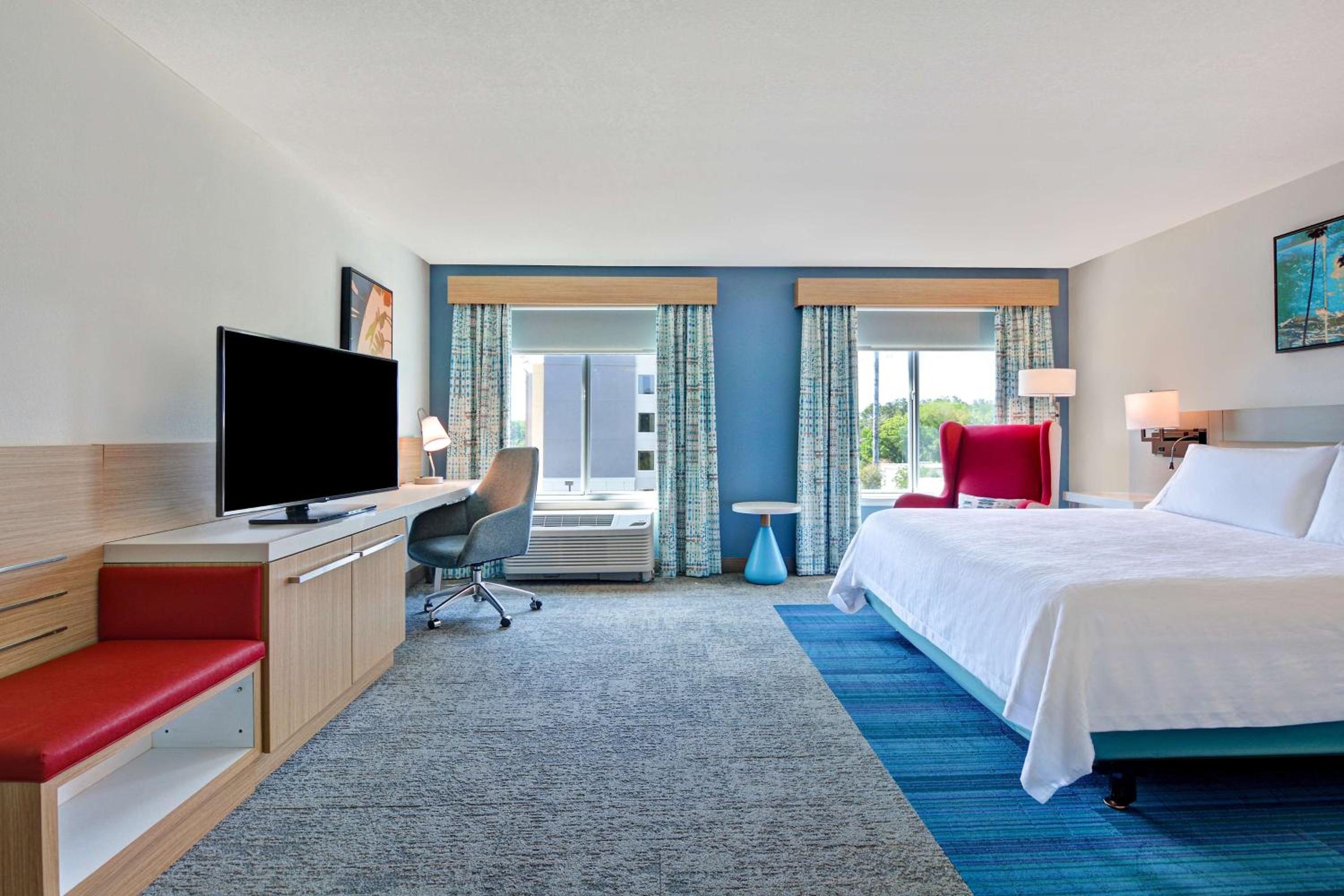 Junior King Suite with Sofa Bed - Photo 1