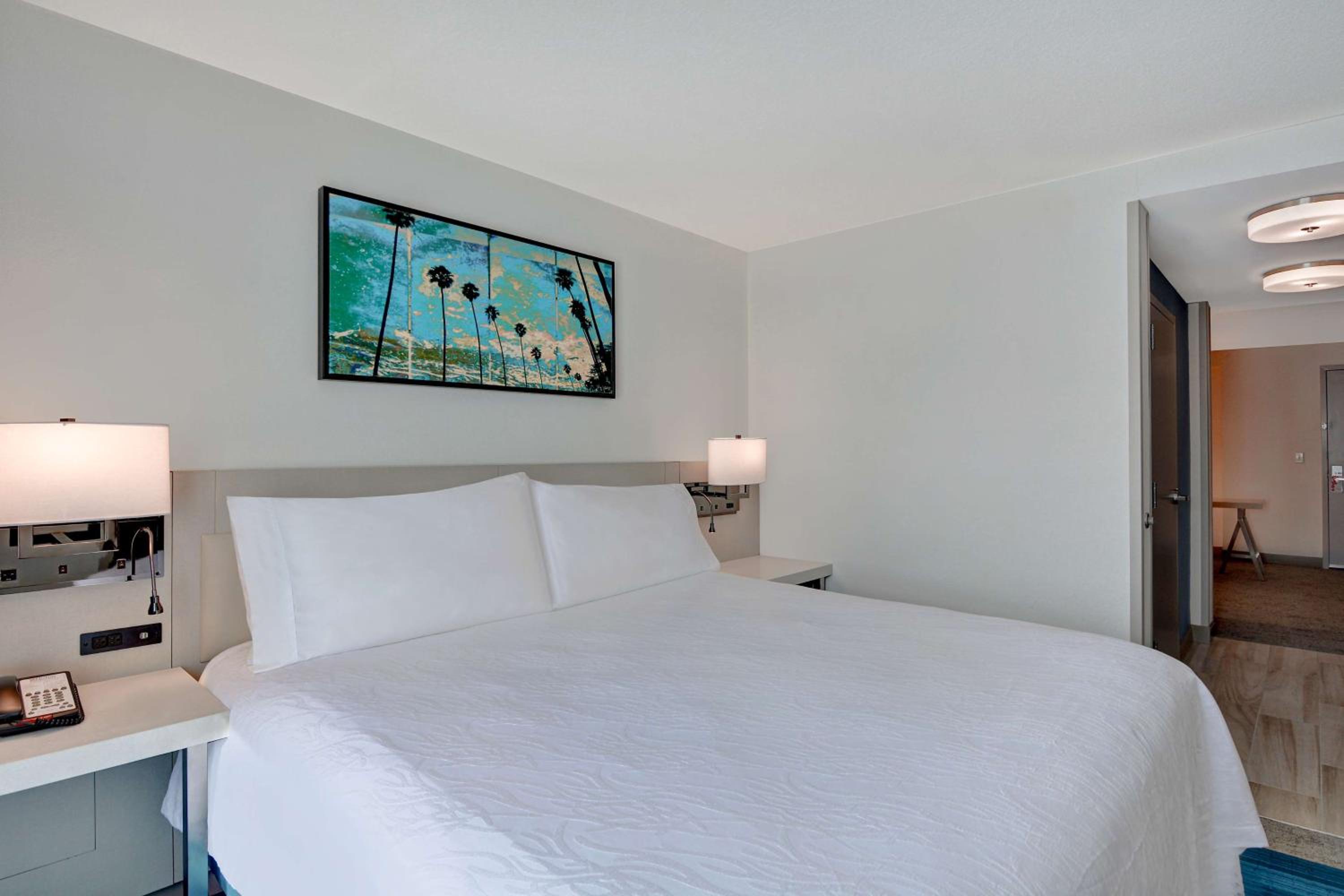 Junior King Suite with Sofa Bed - Photo 2