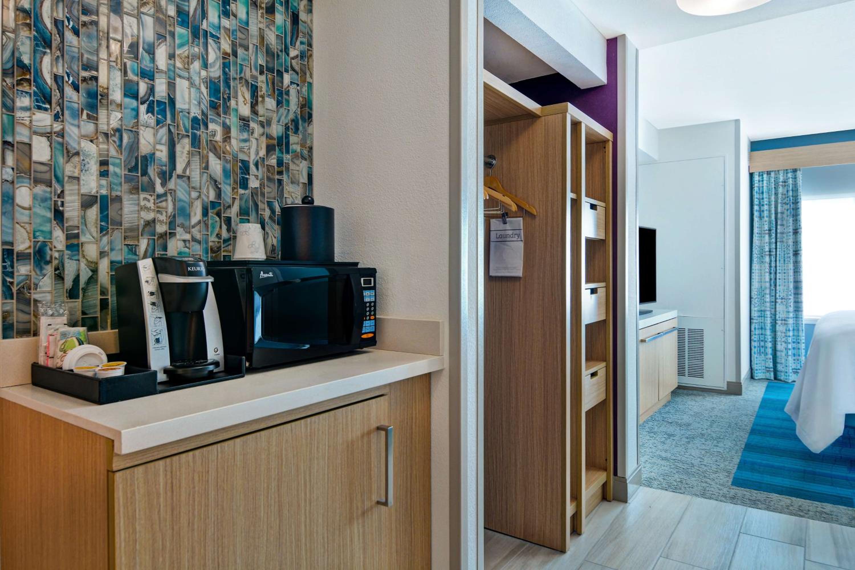 Junior King Suite with Sofa Bed - Photo 4