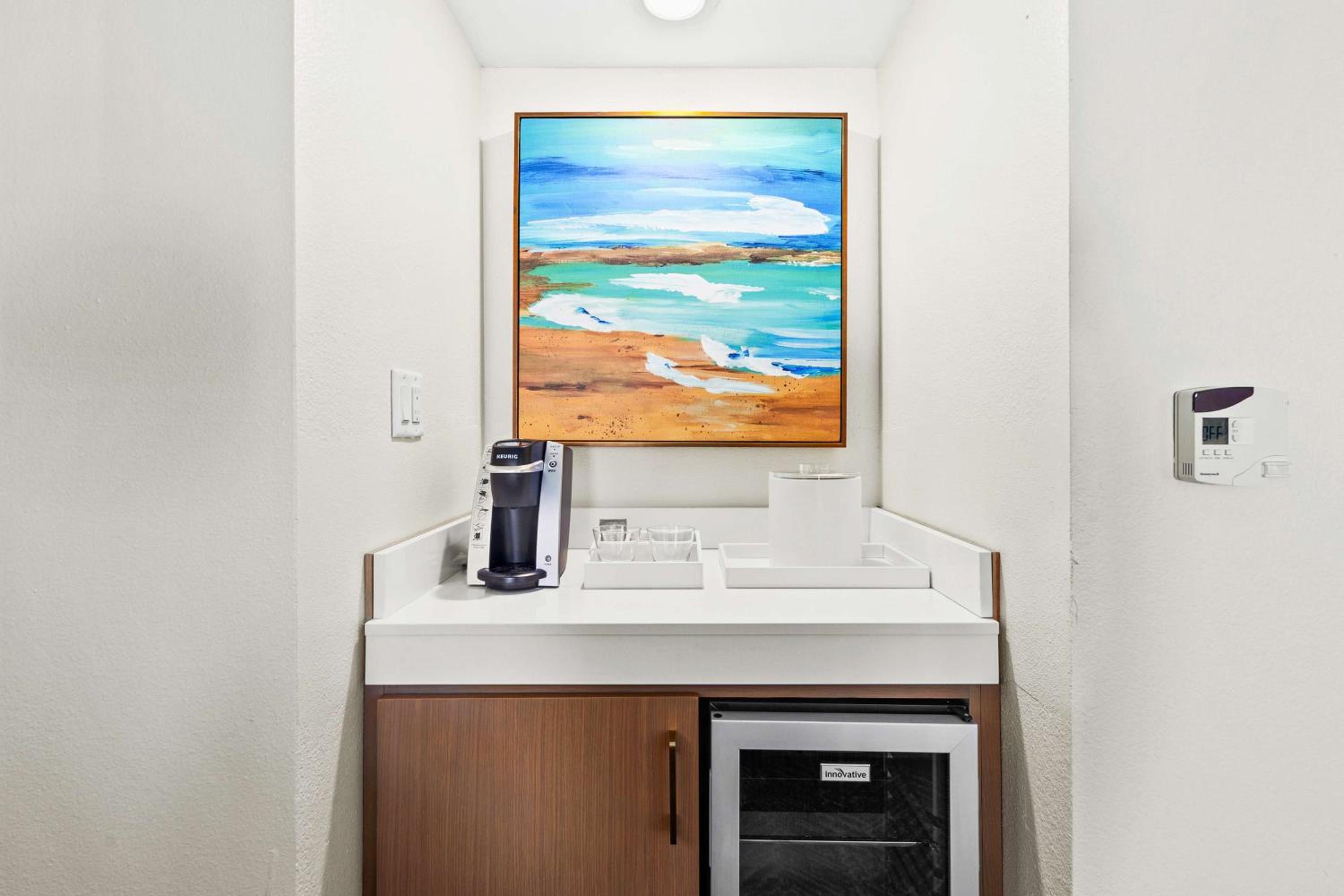 Deluxe Junior King Suite - Beachfront - Photo 2