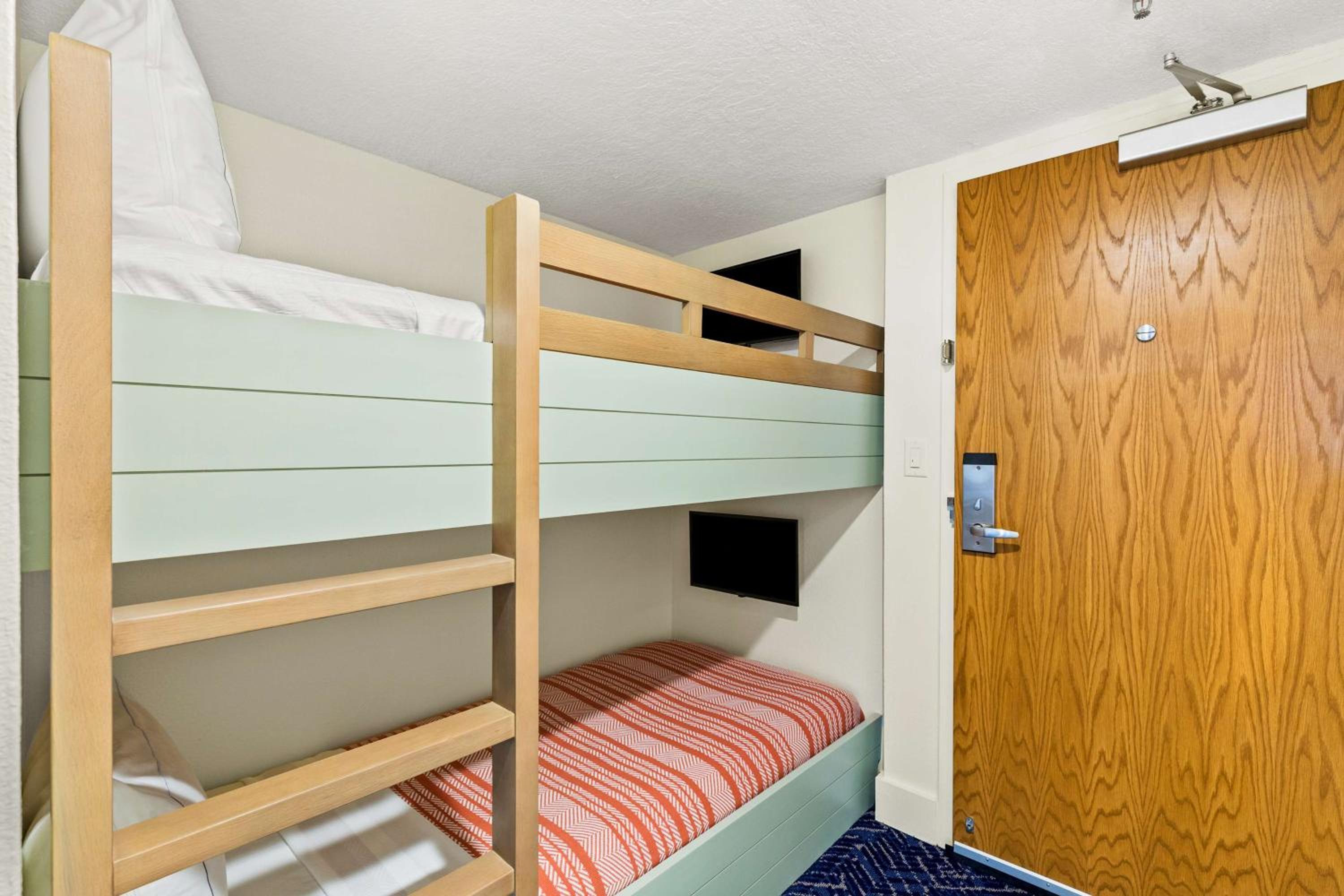 Deluxe Junior King Suite - Beachfront - Photo 5