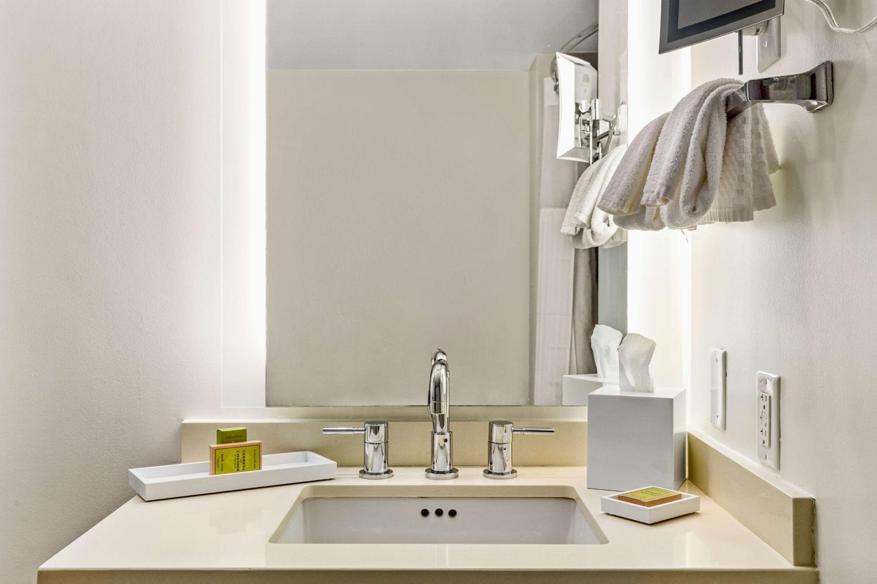 Queen Room with Partial View and Tub - Mobility/Hearing Access  photo 3