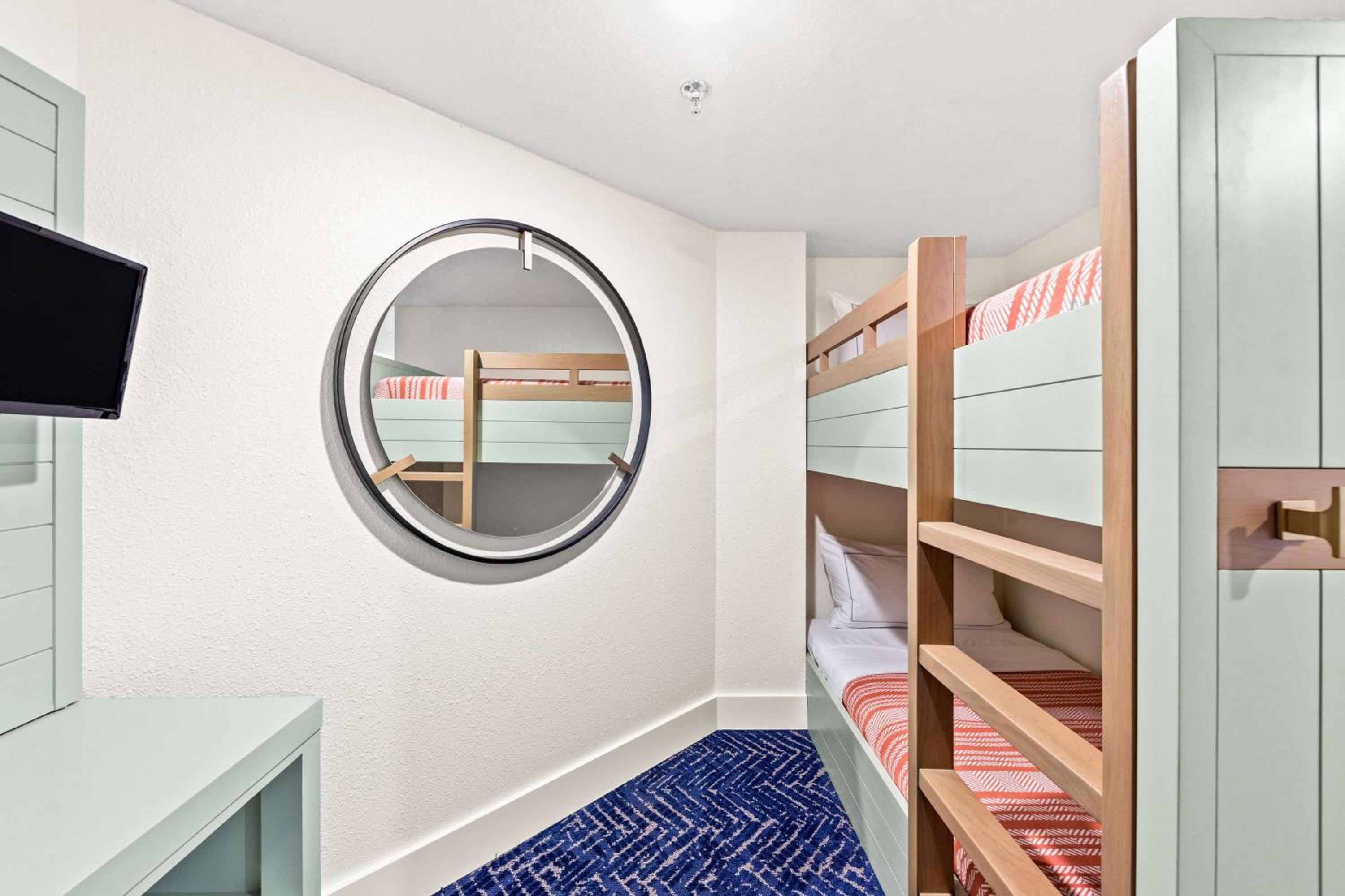 Deluxe Junior King Suite with Beach View - Photo 3