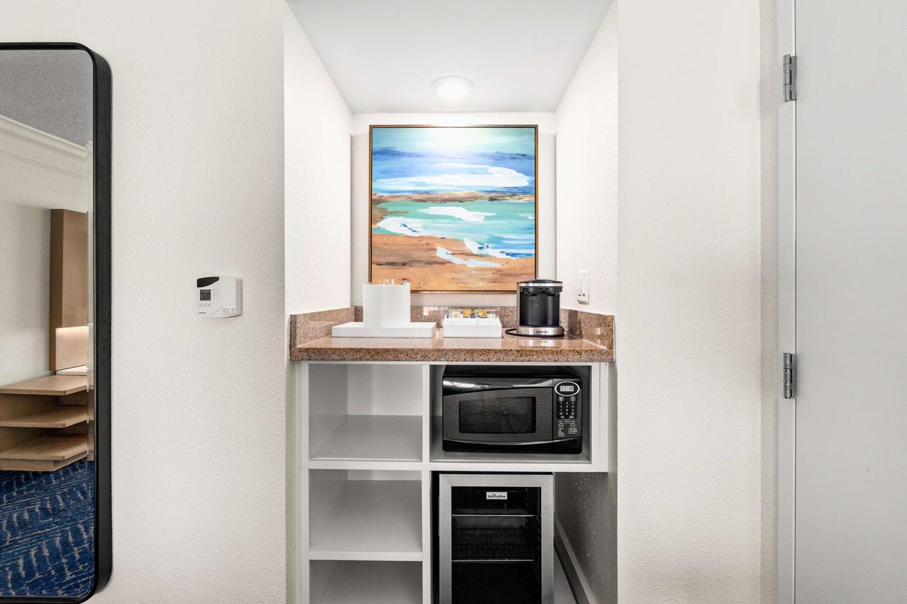Deluxe Junior King Suite with Beach View - Photo 5