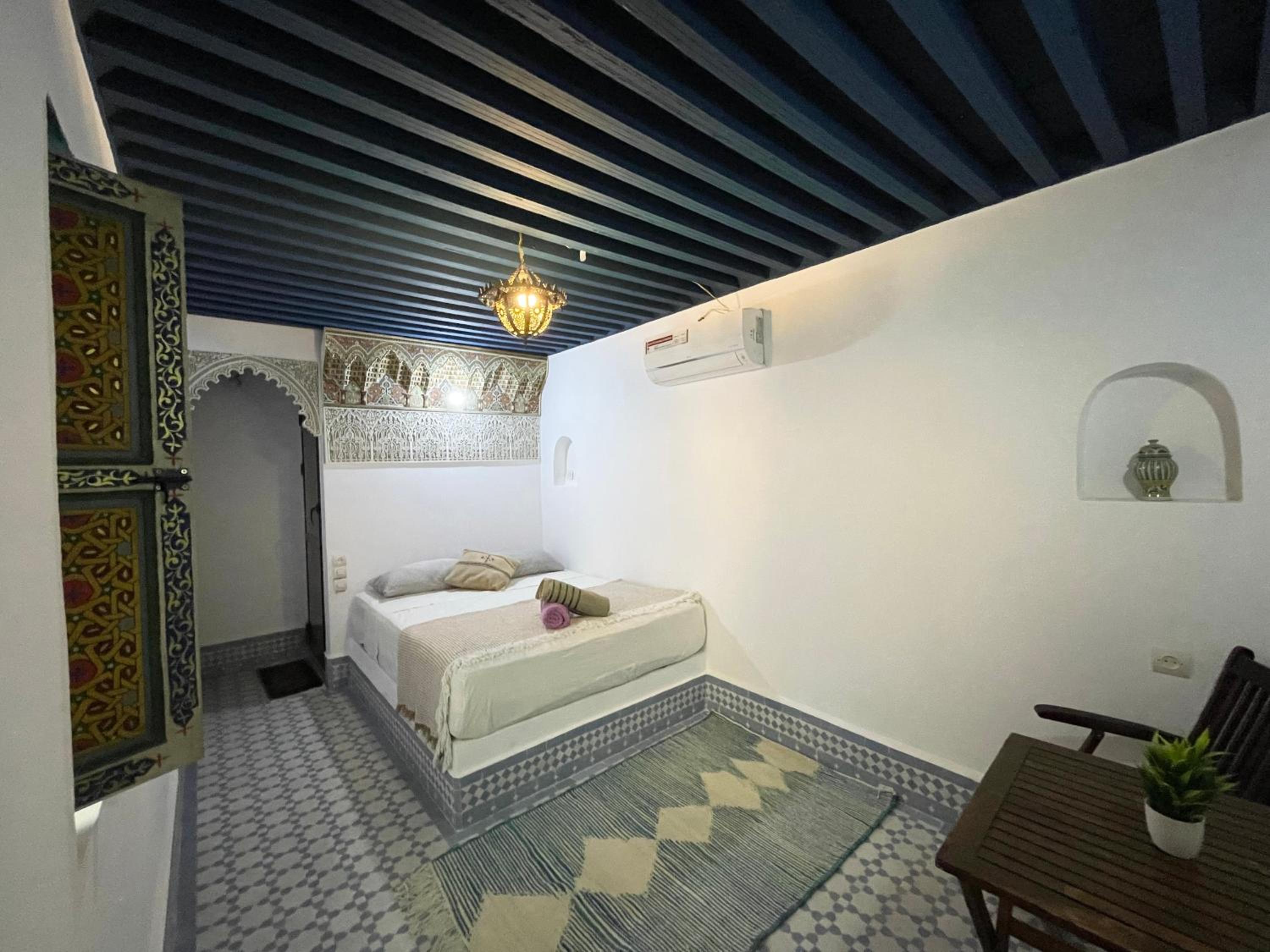 Double Room with Private Bathroom - Photo 12