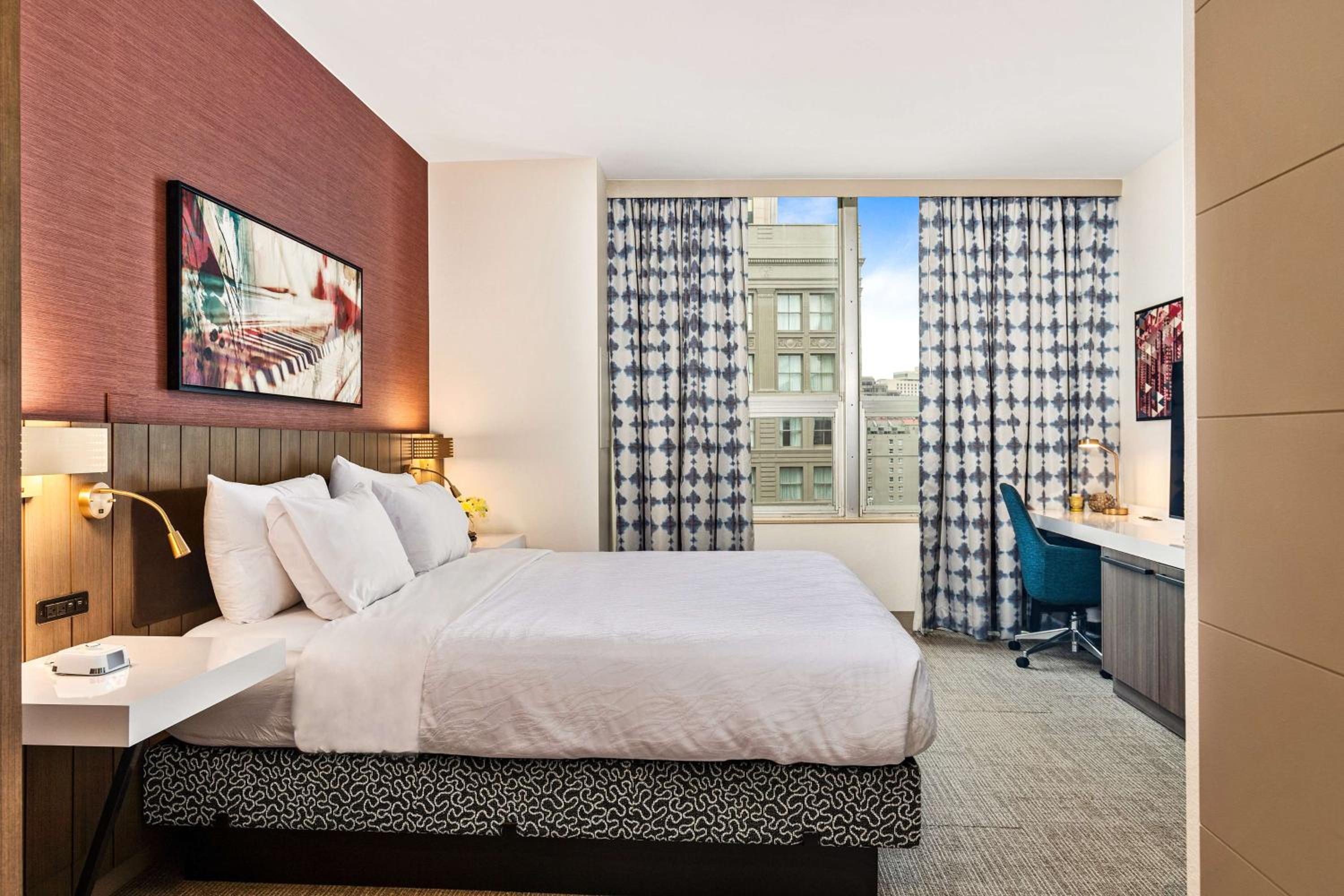 Deluxe King Room with City View - Photo 10