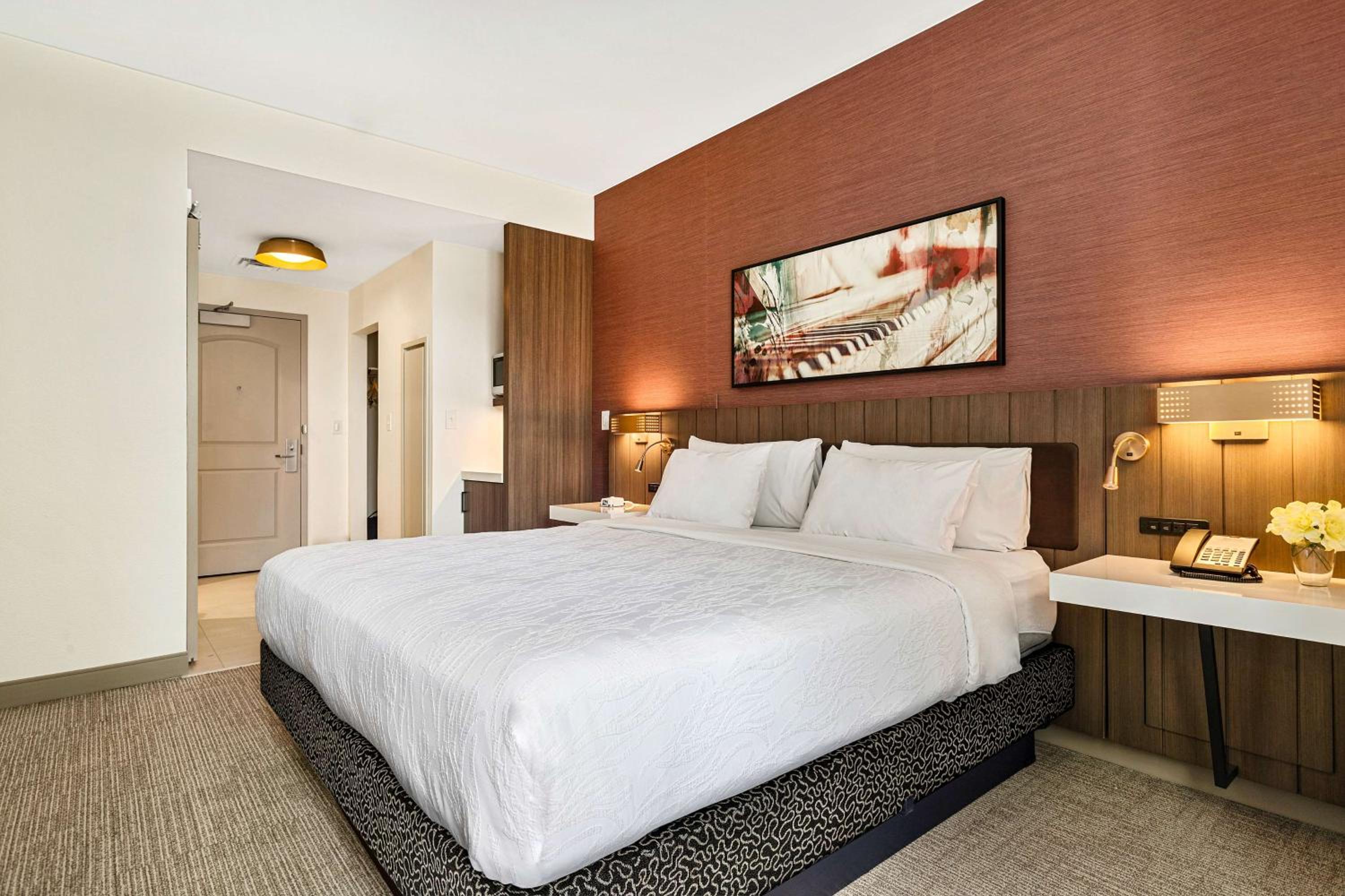 Deluxe King Room with City View - Photo 9