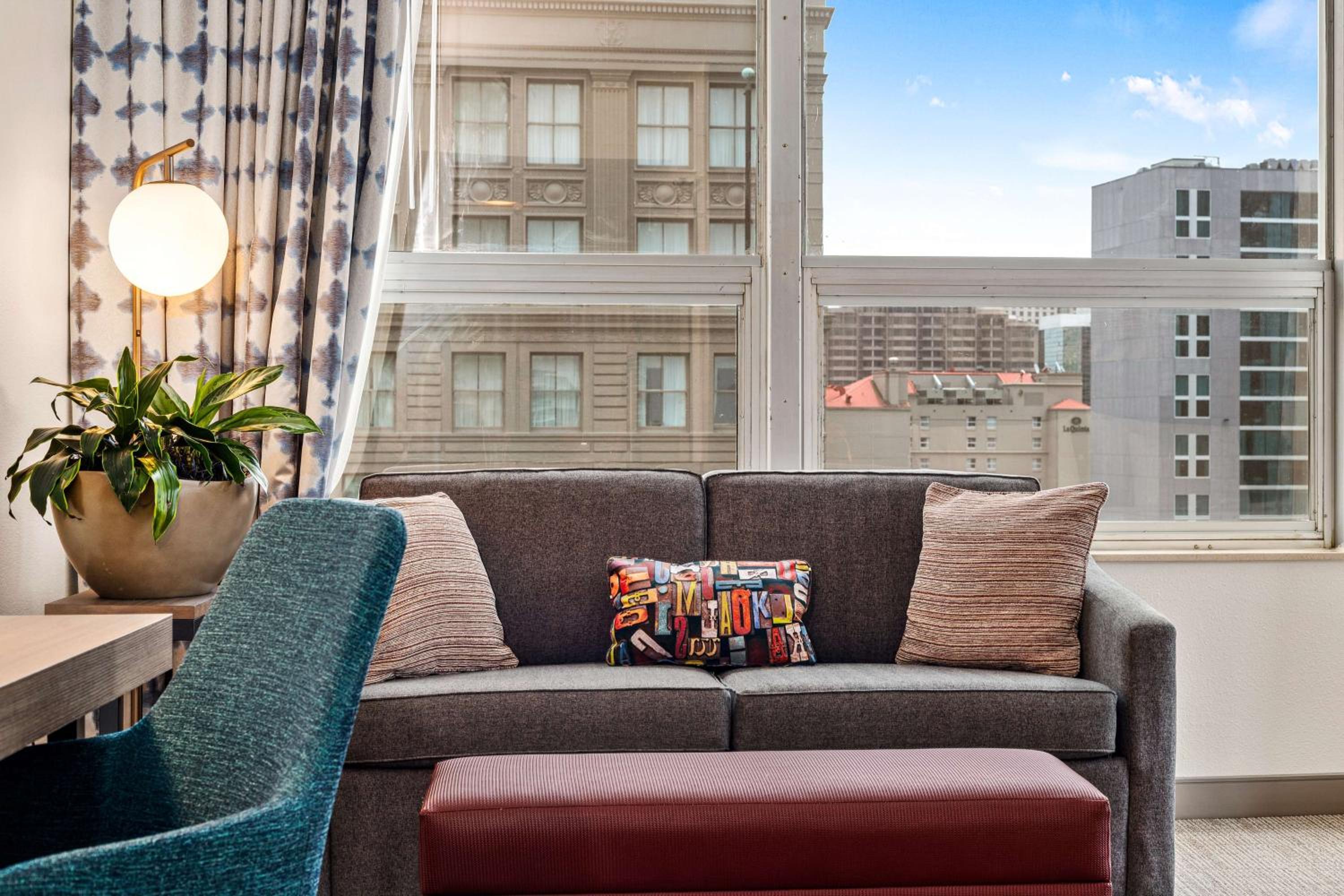 Deluxe King Room with City View - Photo 8
