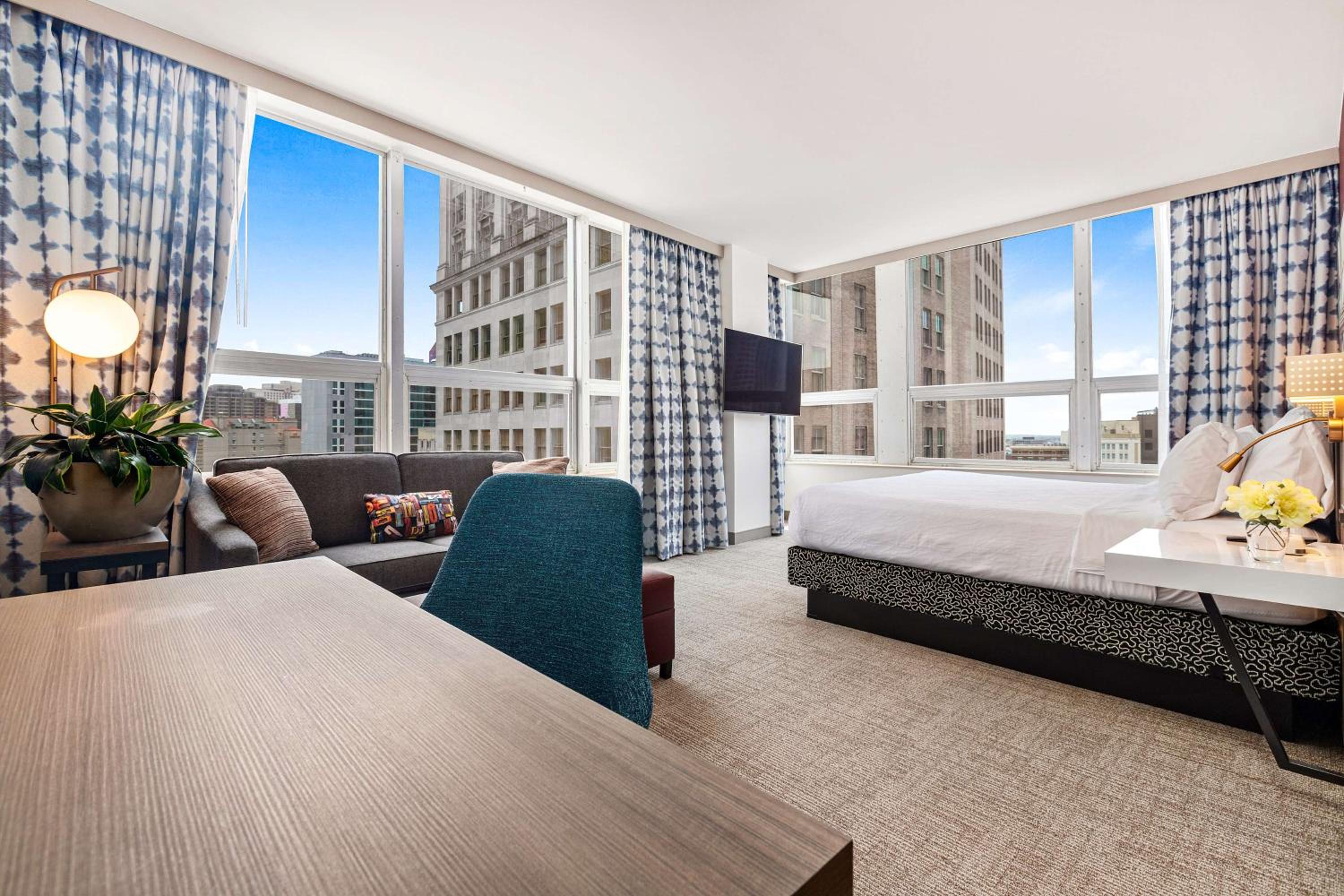 Deluxe King Room with City View - Photo 7