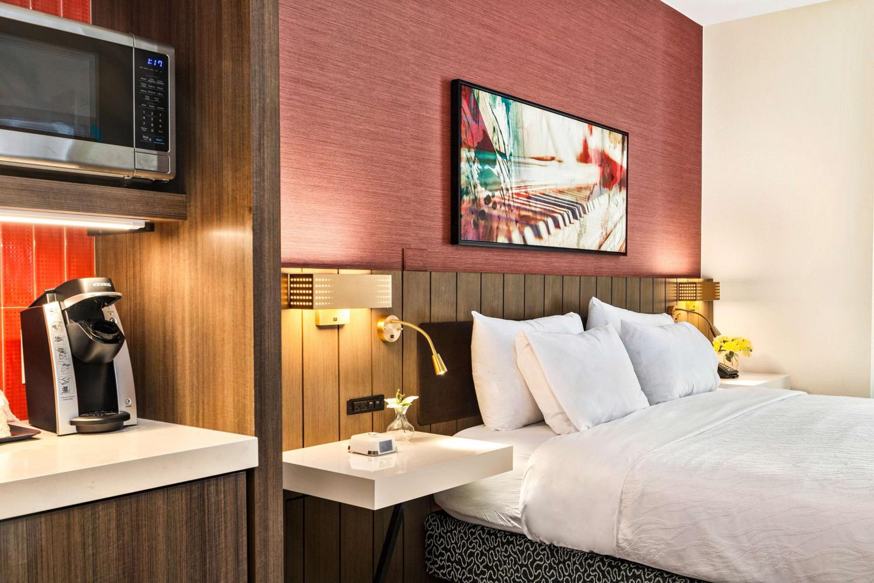 Deluxe King Room with City View - Photo 6