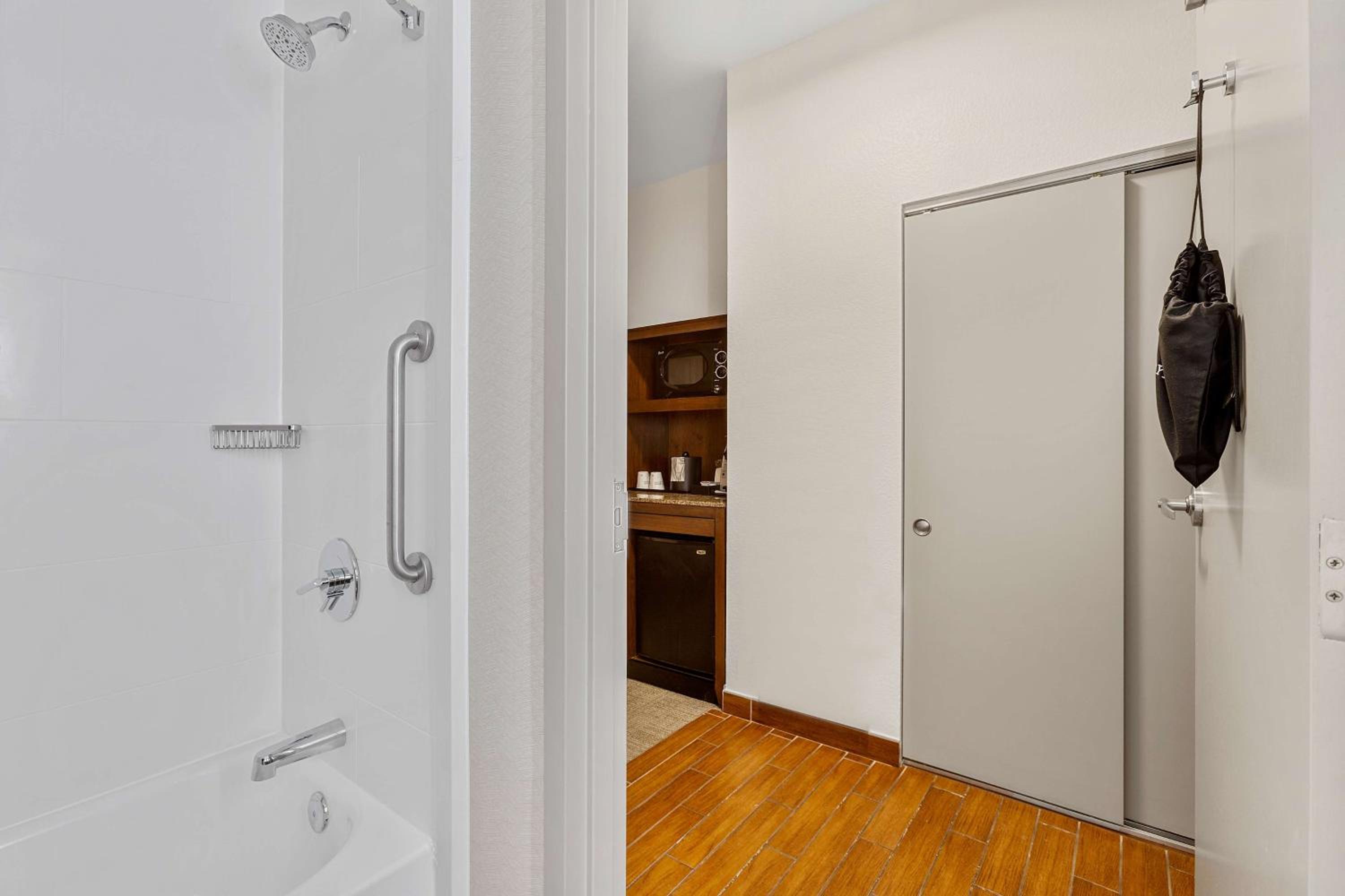 King Room with Accessible Tub - Mobility Access - Photo 4