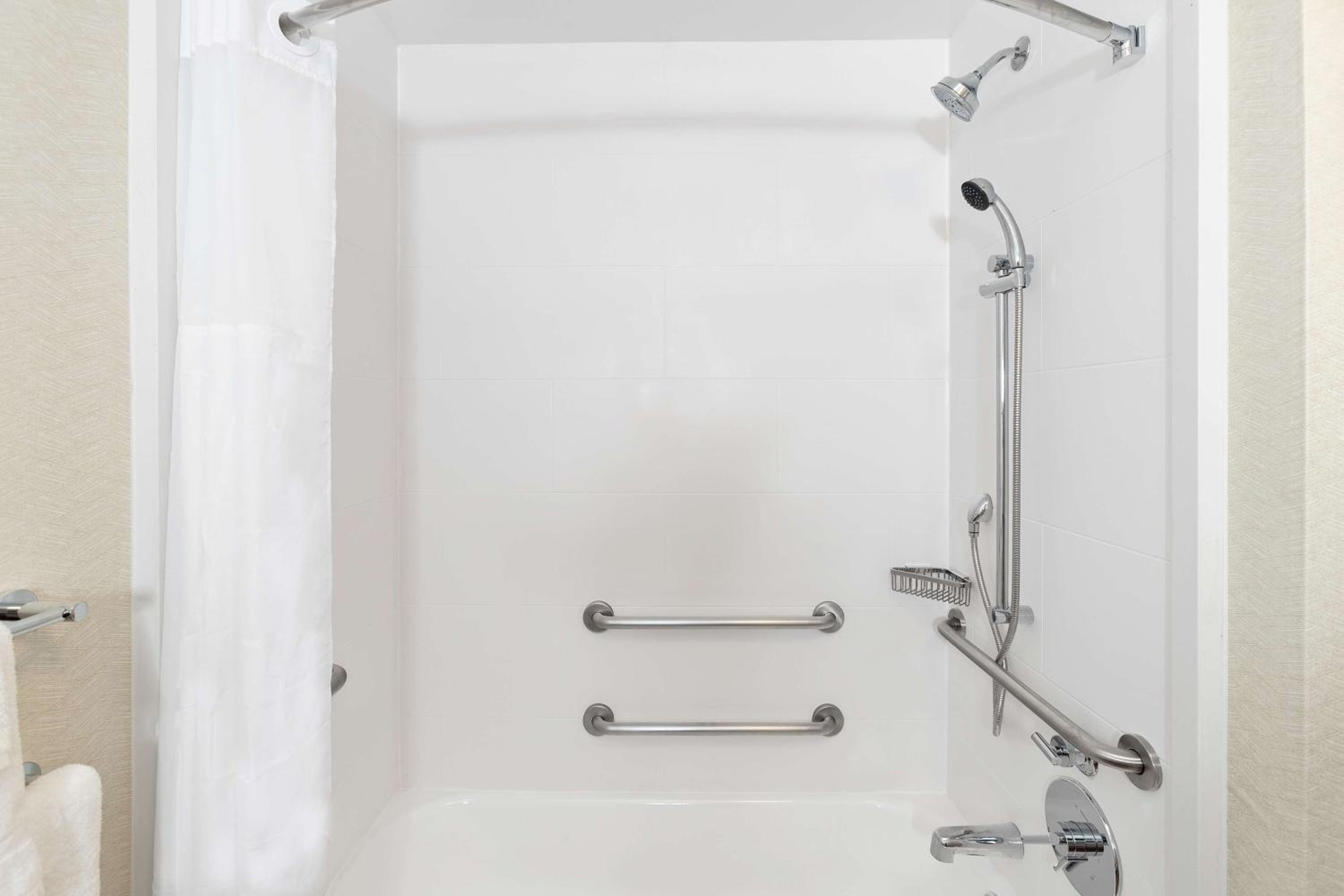 King Room with Accessible Tub - Mobility Access - Photo 5
