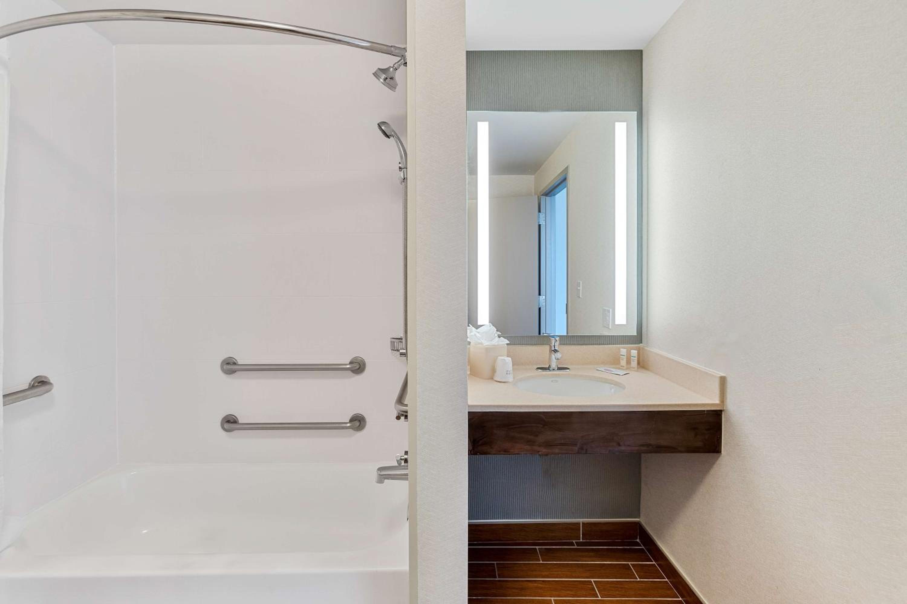 King Room with Accessible Tub - Mobility Access - Photo 2