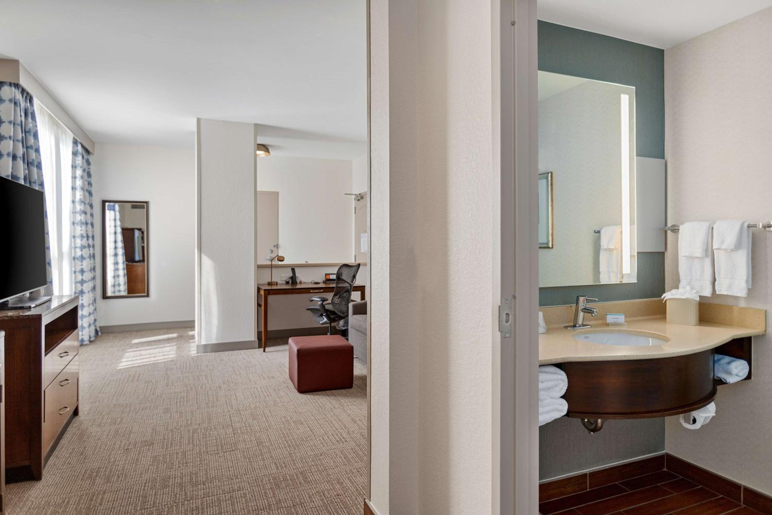 One-Bedroom King Suite with Sofa Bed - Photo 2