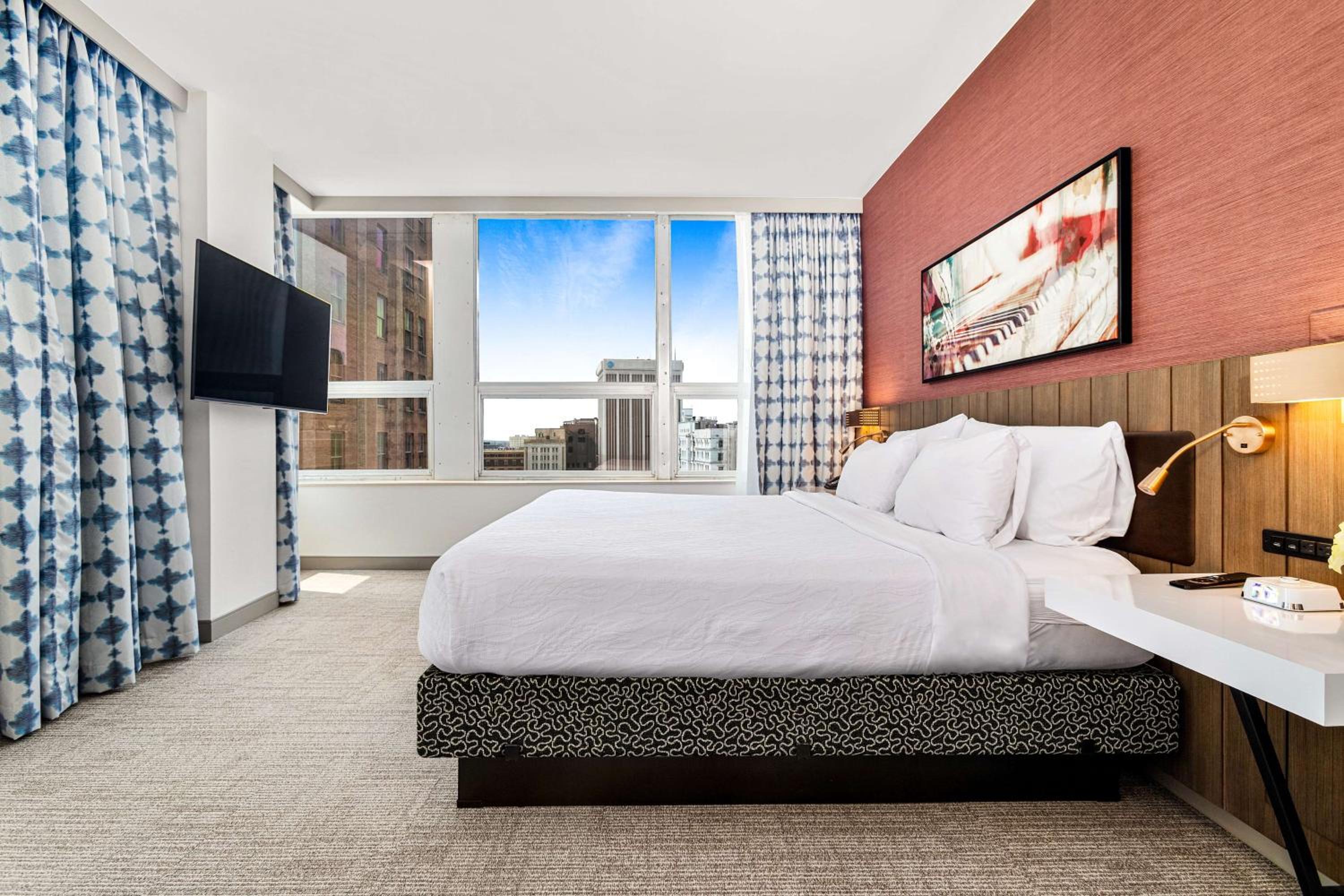 Deluxe King Room with City View - Photo 5