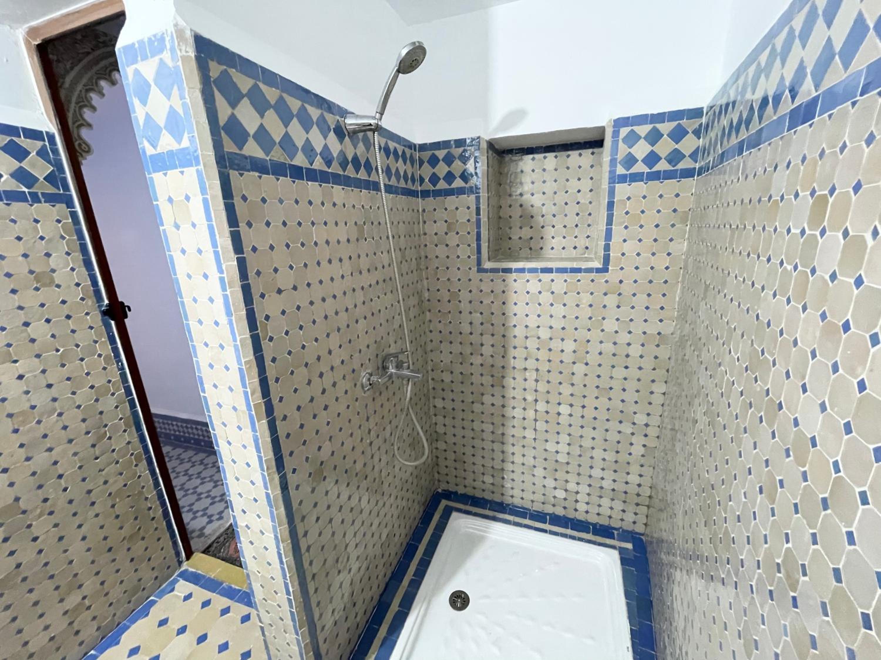 Double Room with Private Bathroom - Photo 10
