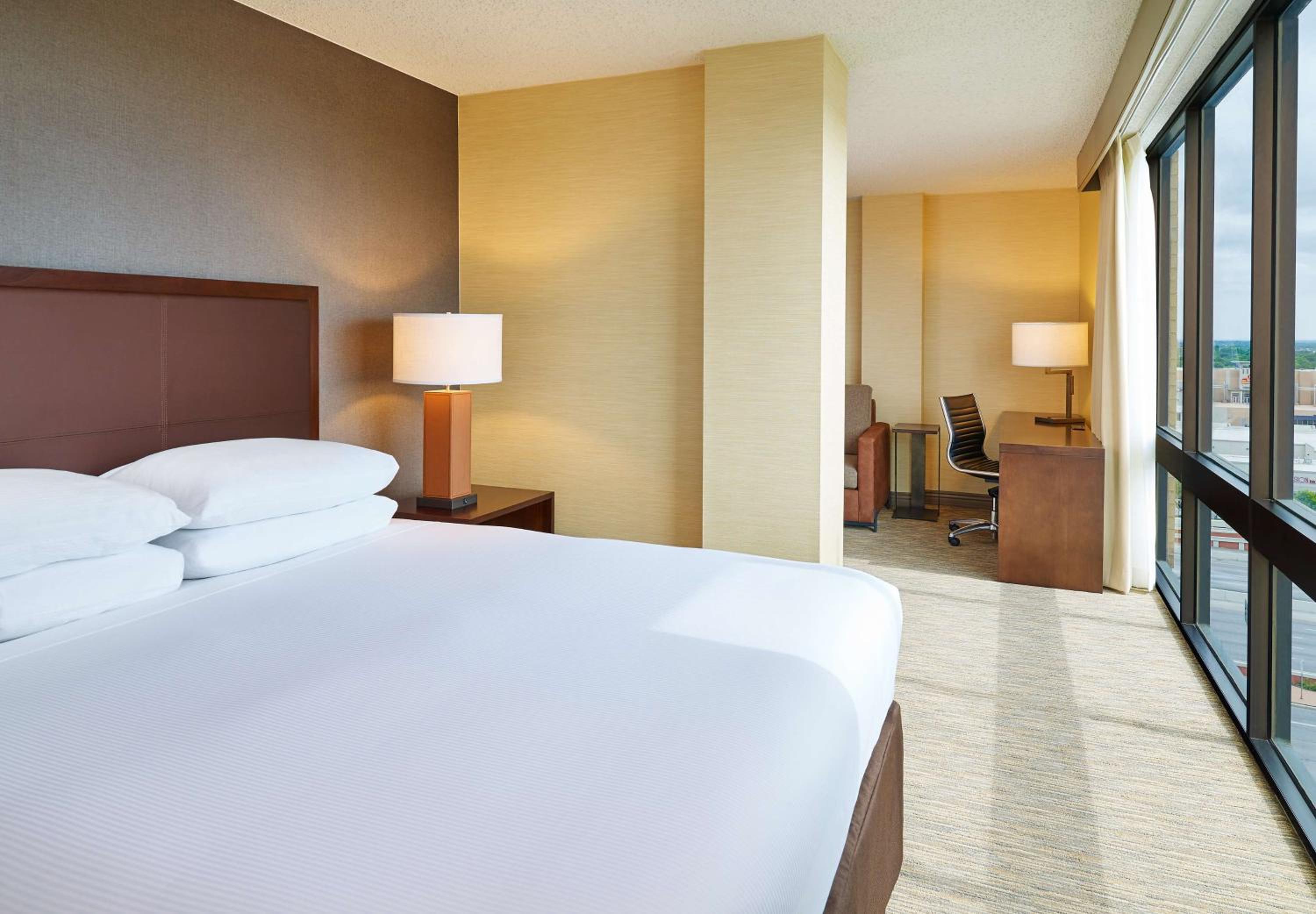 Junior King Suite with Sofa Bed - Photo 2