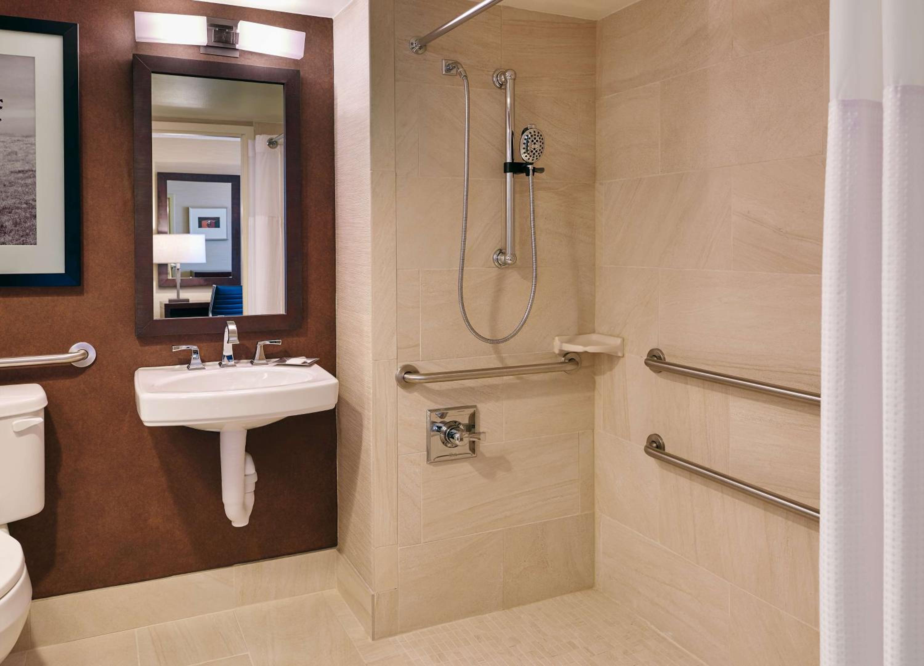 Double Room with Roll-In Shower - Mobility and Hearing Accessible - Photo 2