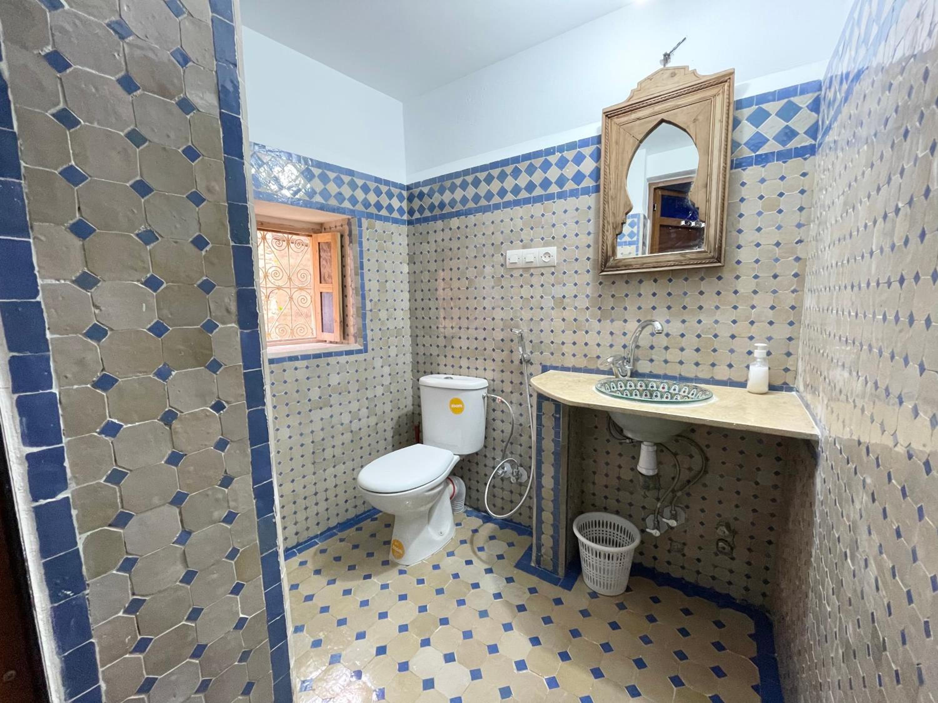 Double Room with Private Bathroom - Photo 16