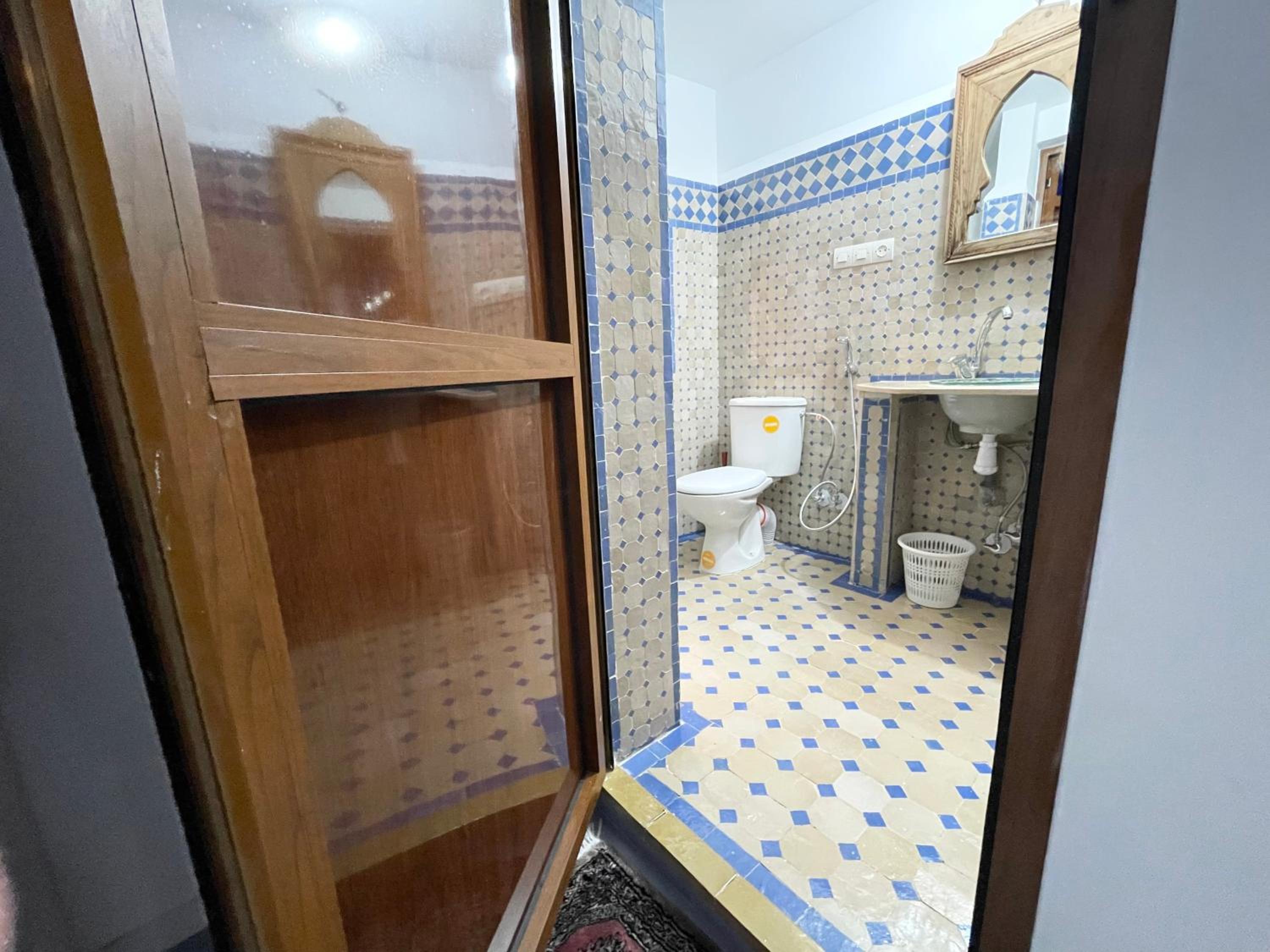 Double Room with Private Bathroom - Photo 15