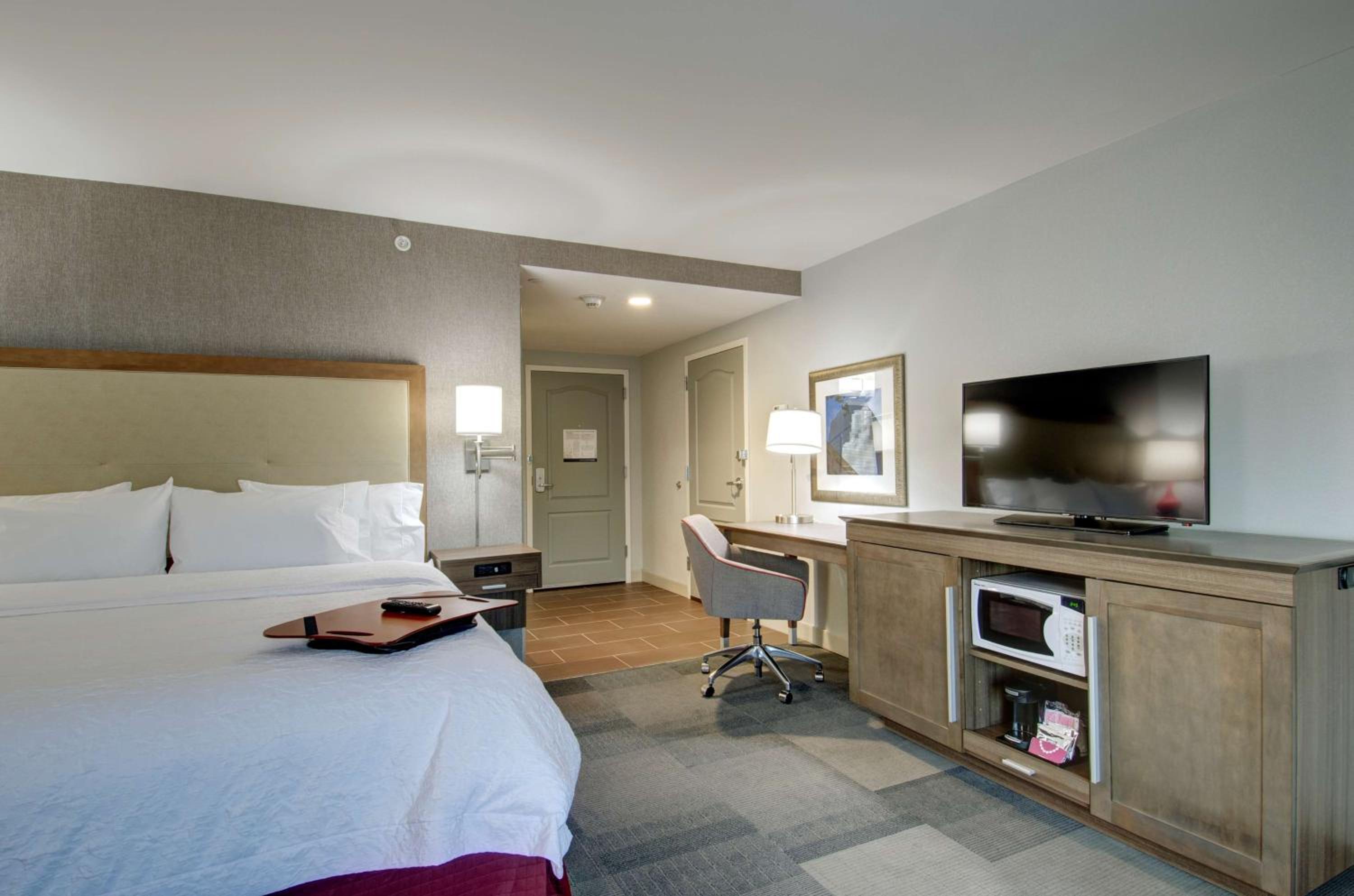 King Room - Non-Smoking photo 2