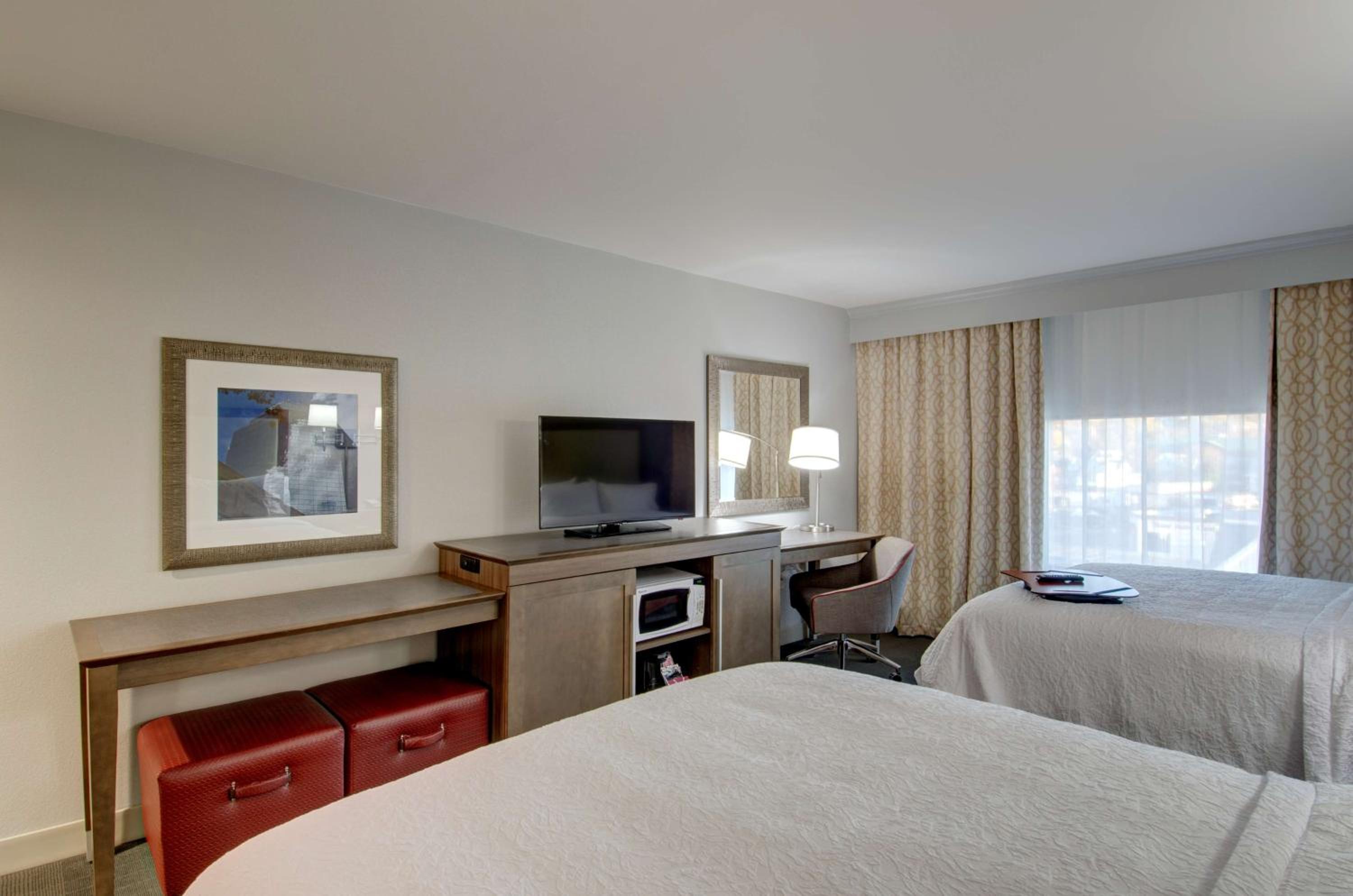 Queen Room with Two Queen Beds - Mobility and Hearing Access/Non-Smoking photo 3