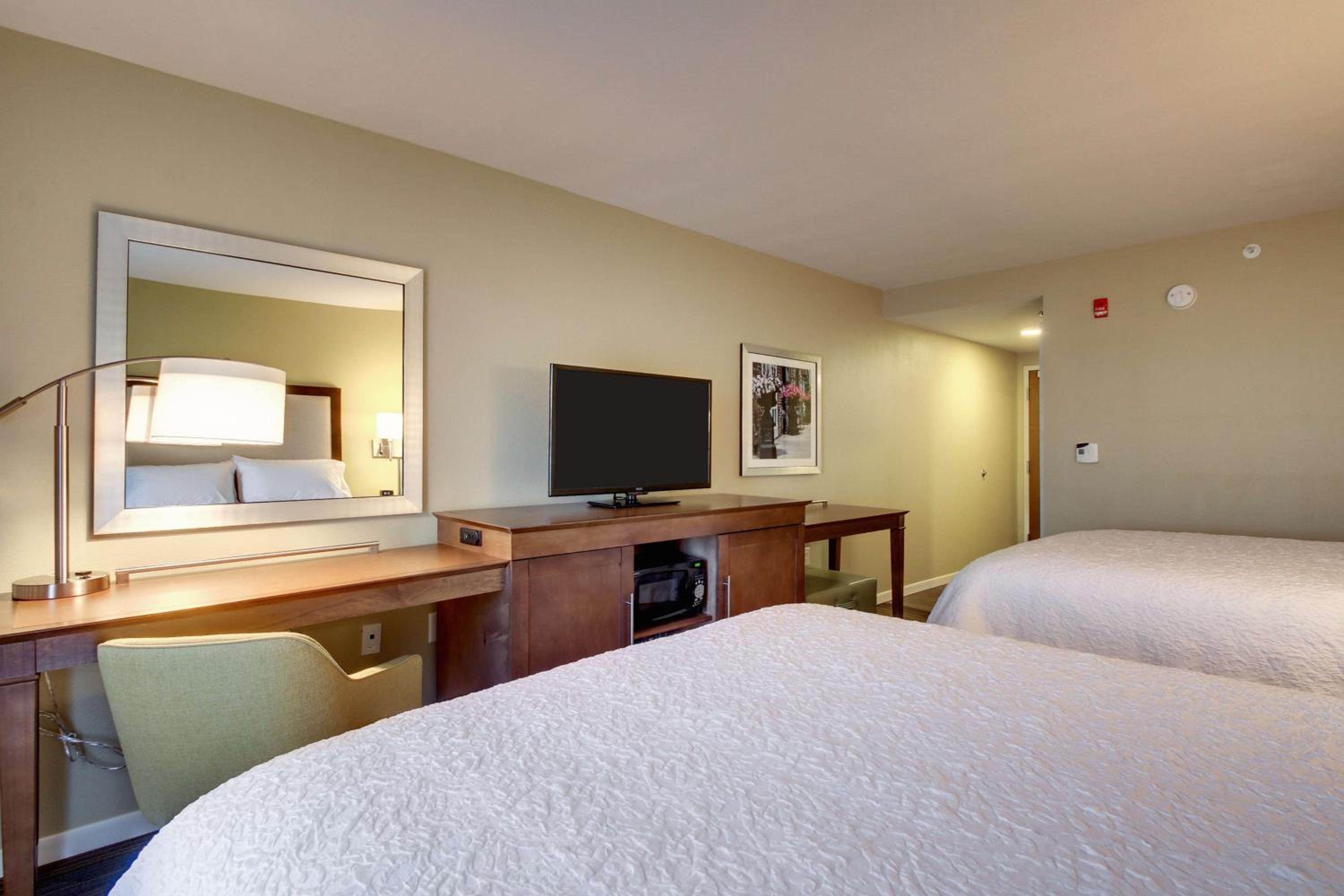 Queen Room with Two Queen Beds (4 Adults) photo 3