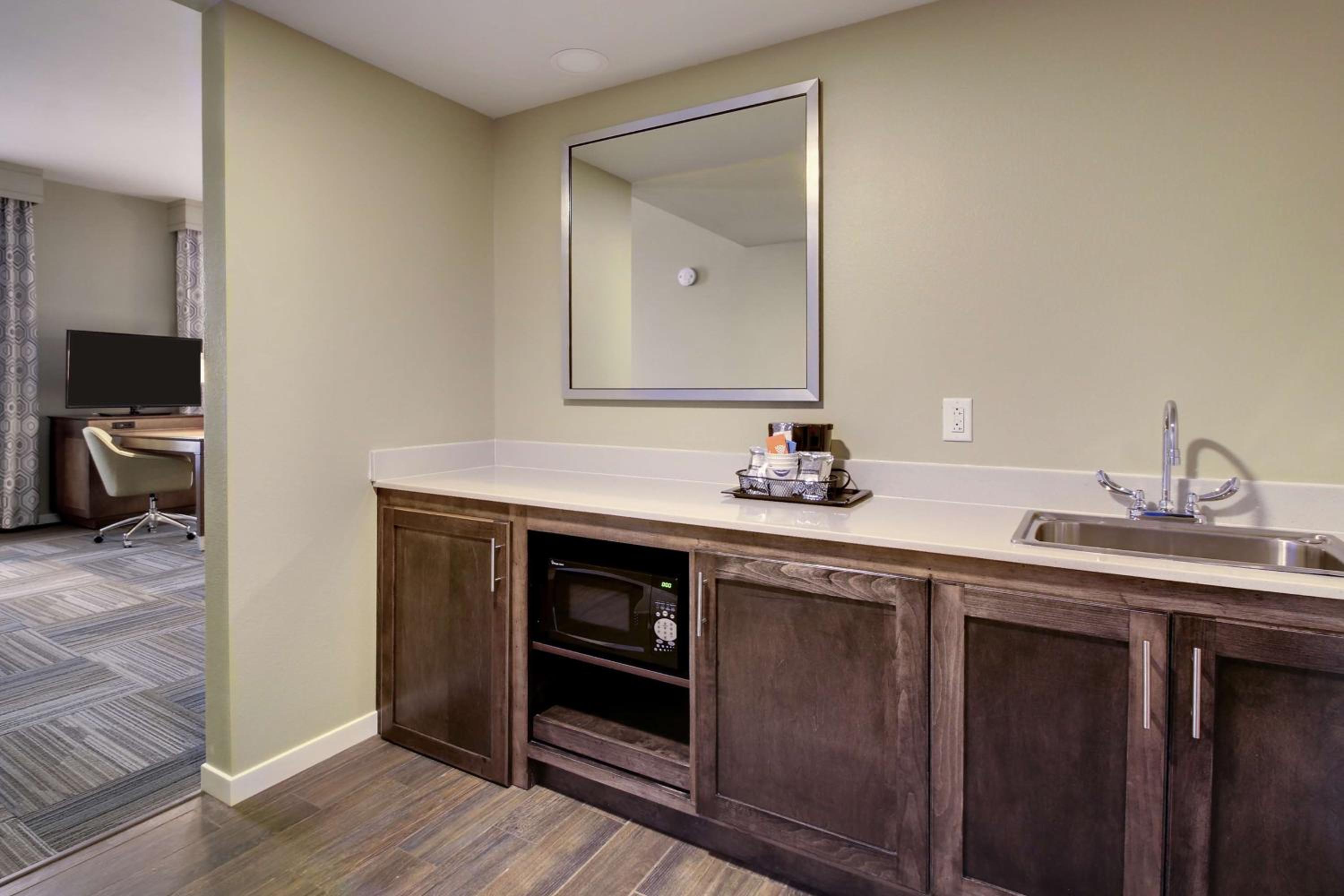 Queen Studio Suite with Two Queen Beds - Non-Smoking photo 3