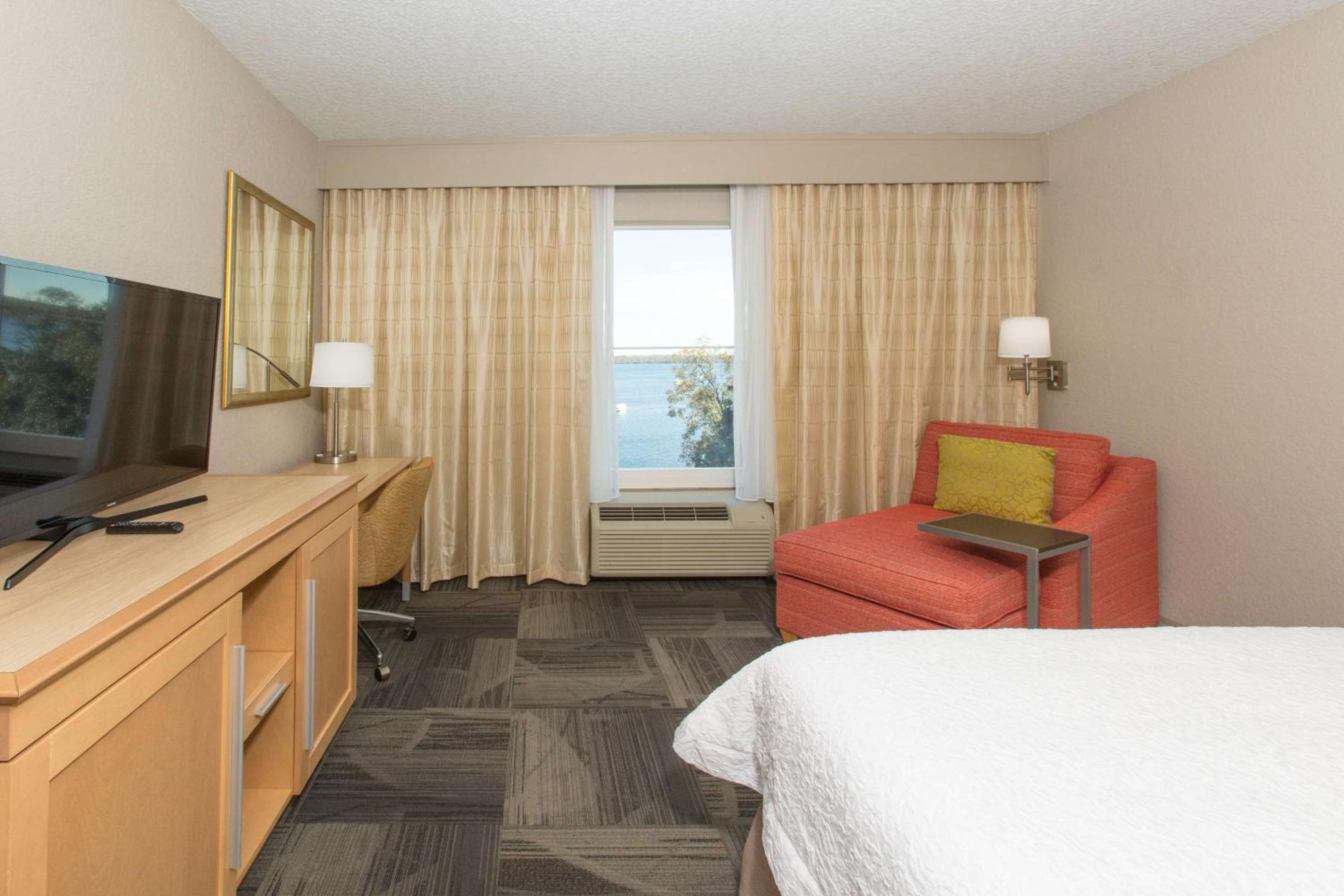 Executive King Room with River View - Non-Smoking photo 1