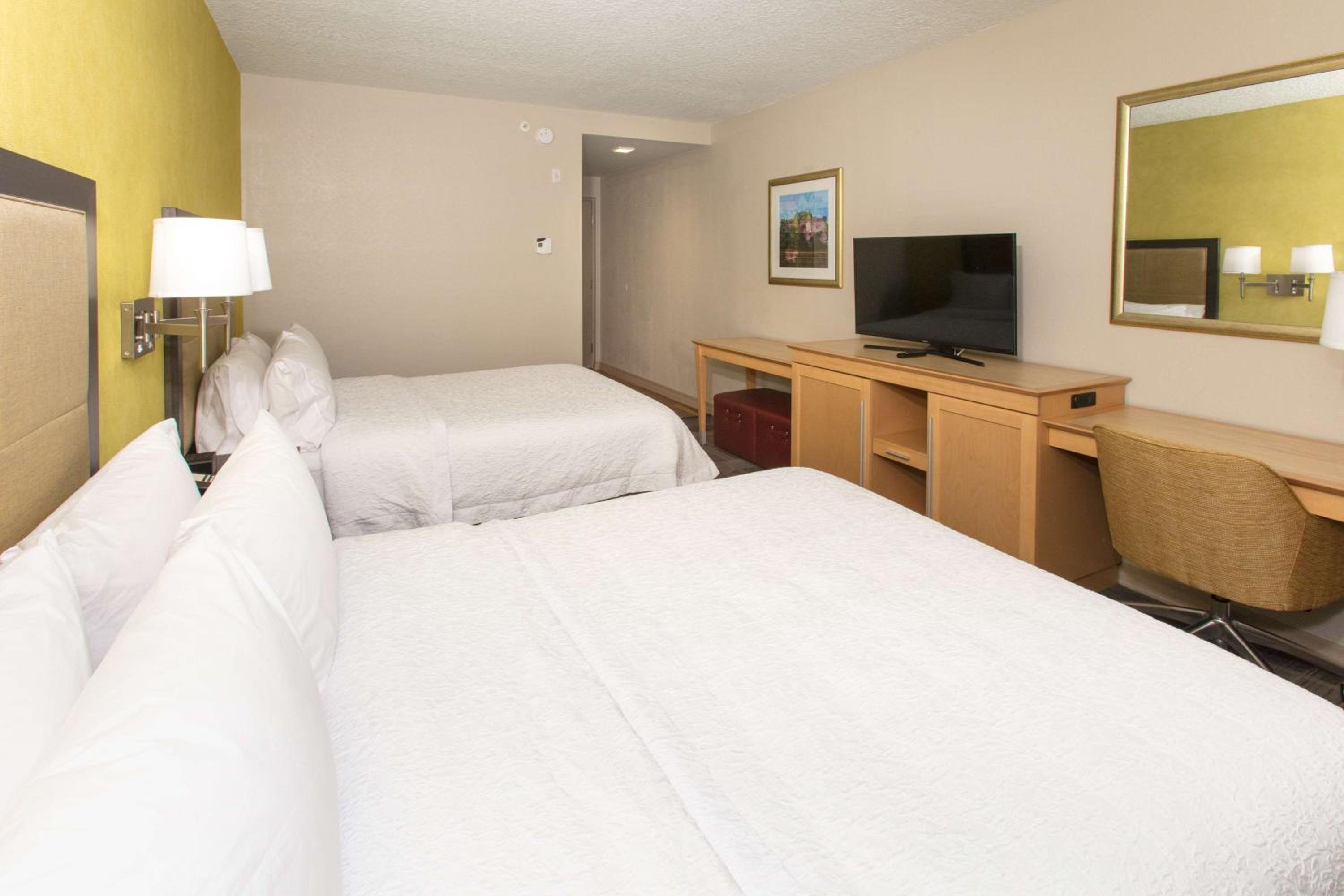 Queen Room with Two Queen Beds - Non-Smoking photo 2